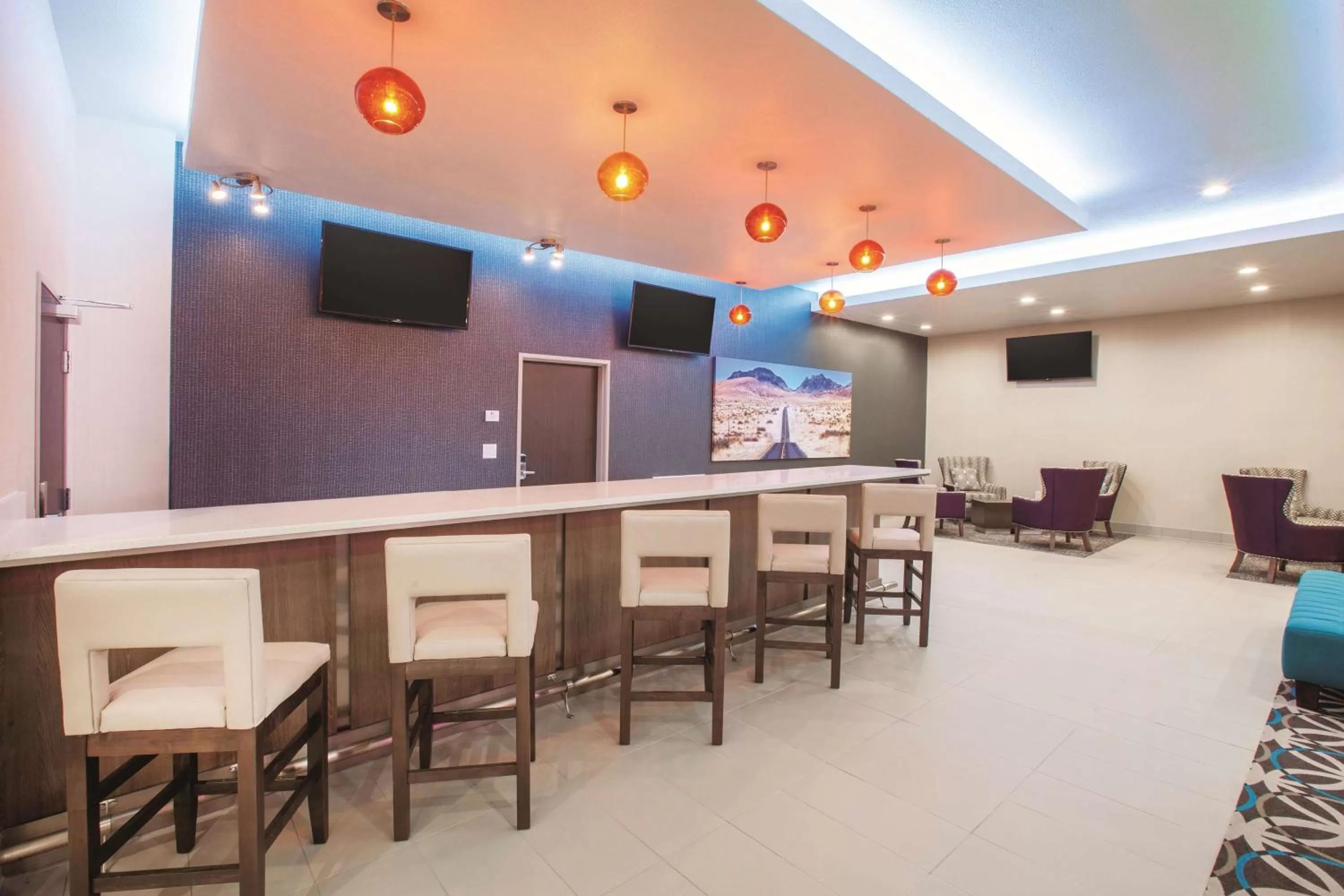 Lounge or bar in La Quinta by Wyndham San Marcos Outlet Mall
