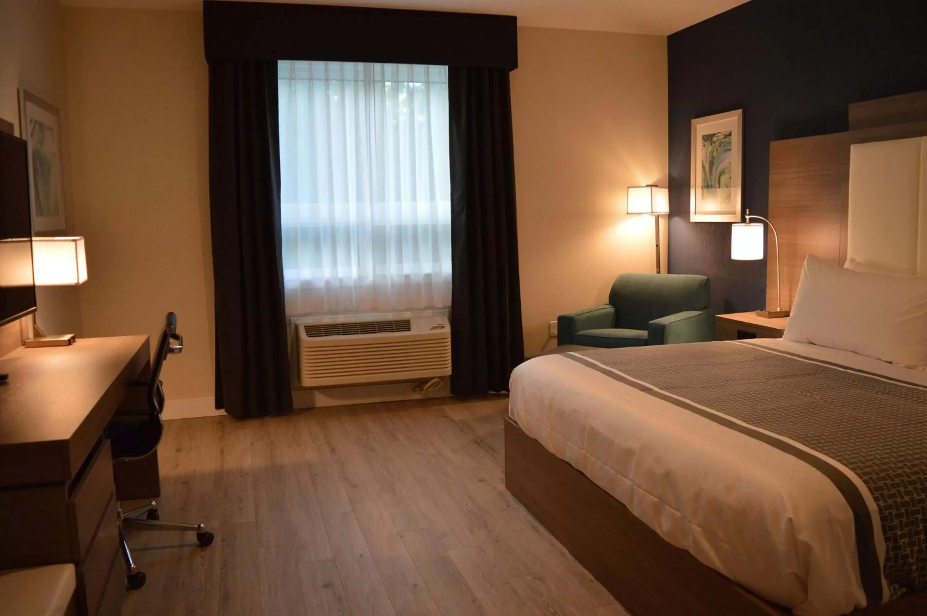 Photo of the whole room, Bed in Best Western Plus Gateway to the Falls