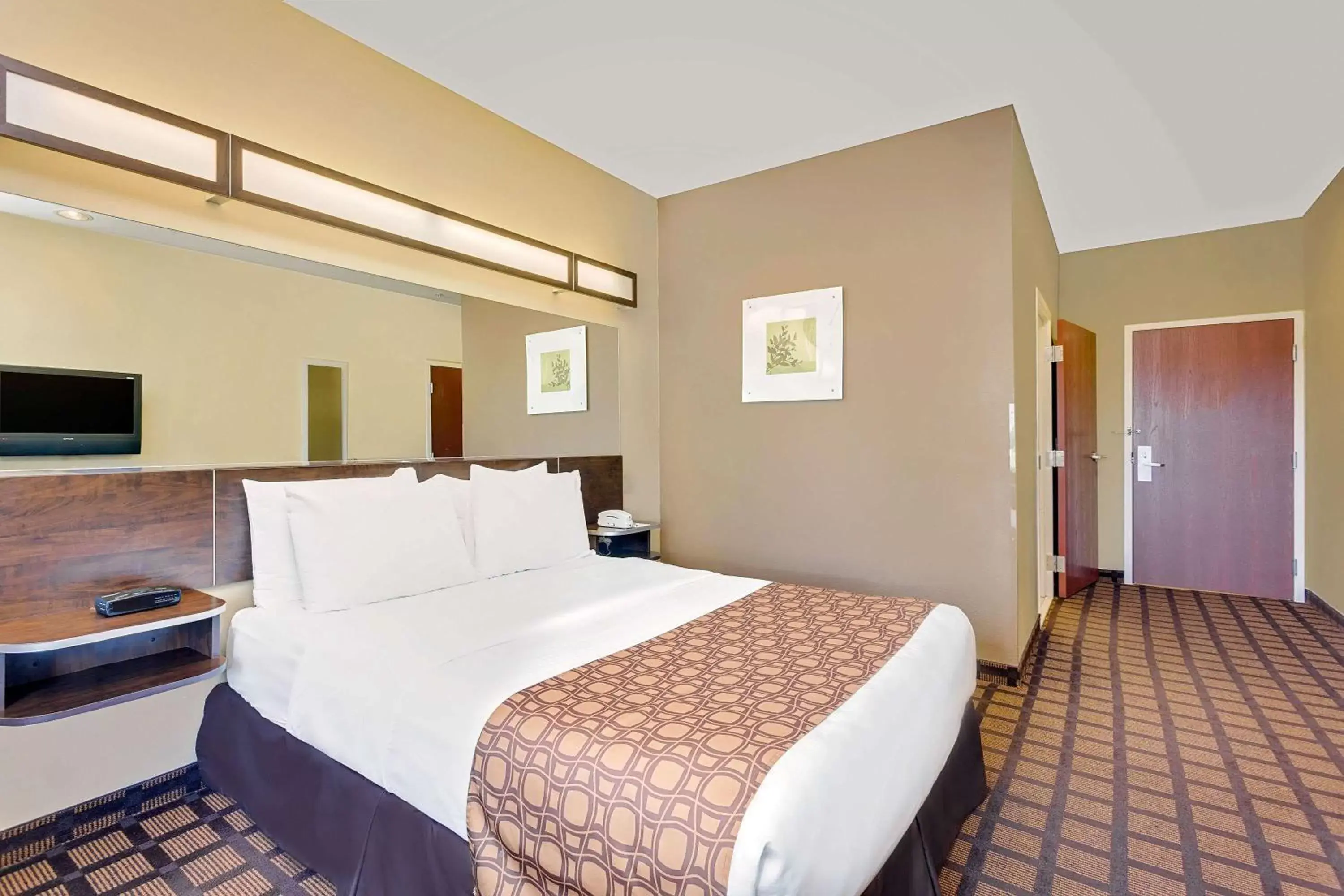 TV and multimedia, Bed in Microtel Inn & Suites by Wyndham Perry