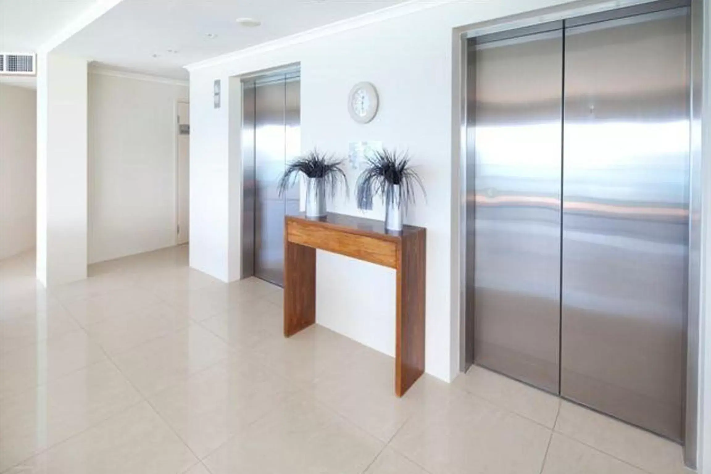 Living room, Kitchen/Kitchenette in The Waterford on Main Beach