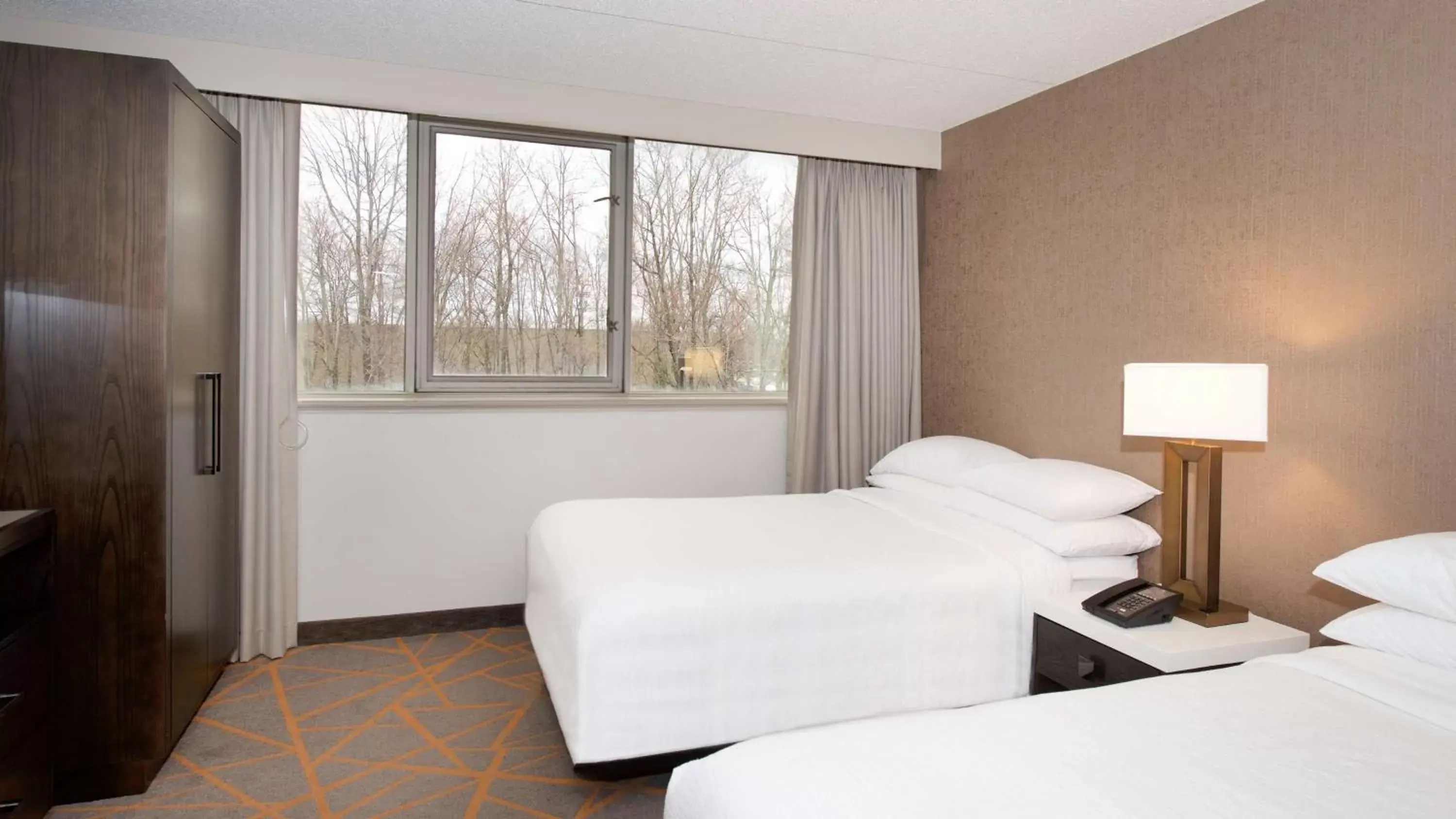 Bed in Embassy Suites by Hilton Cincinnati Northeast - Blue Ash