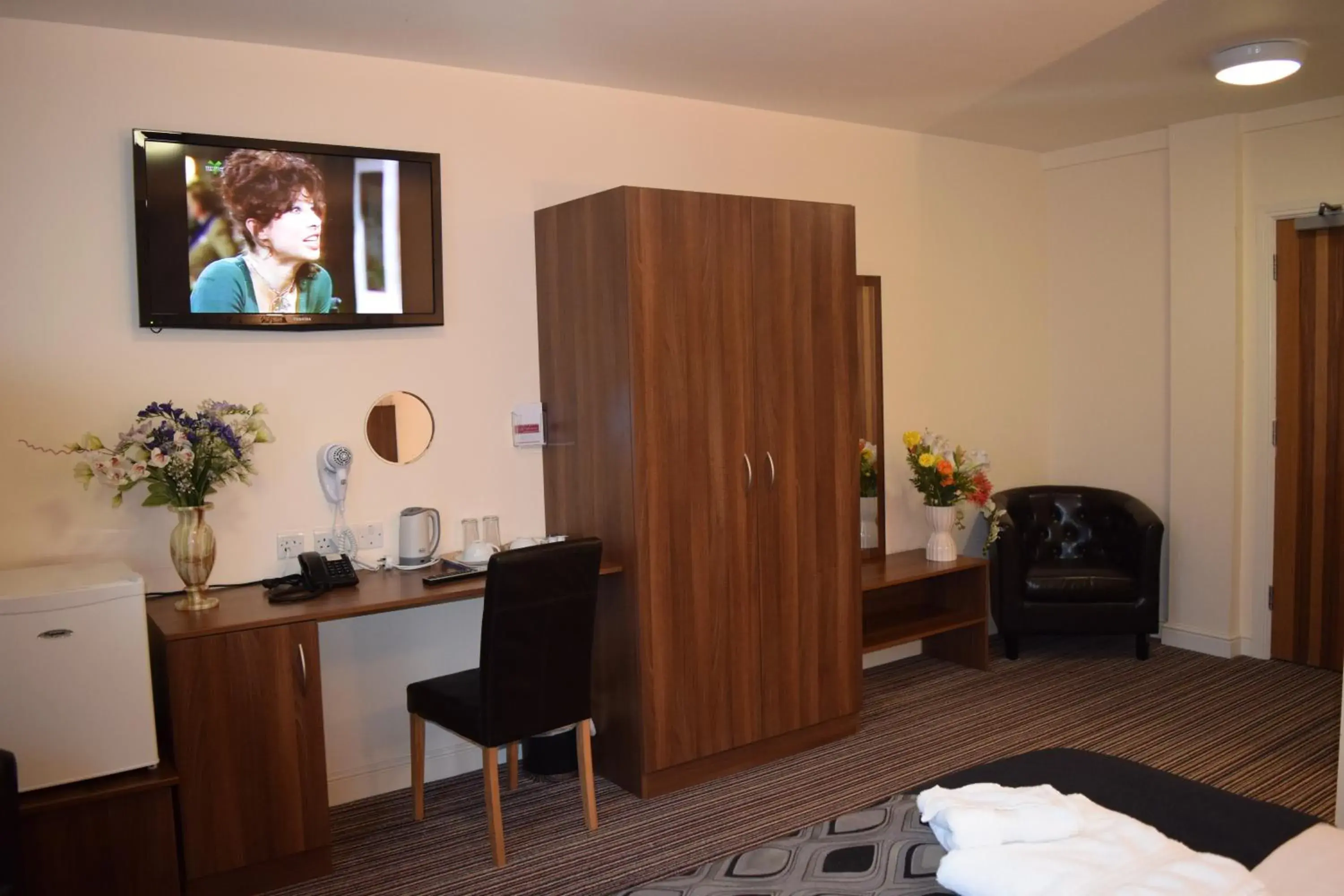 Bed, TV/Entertainment Center in Star Anglia Hotel