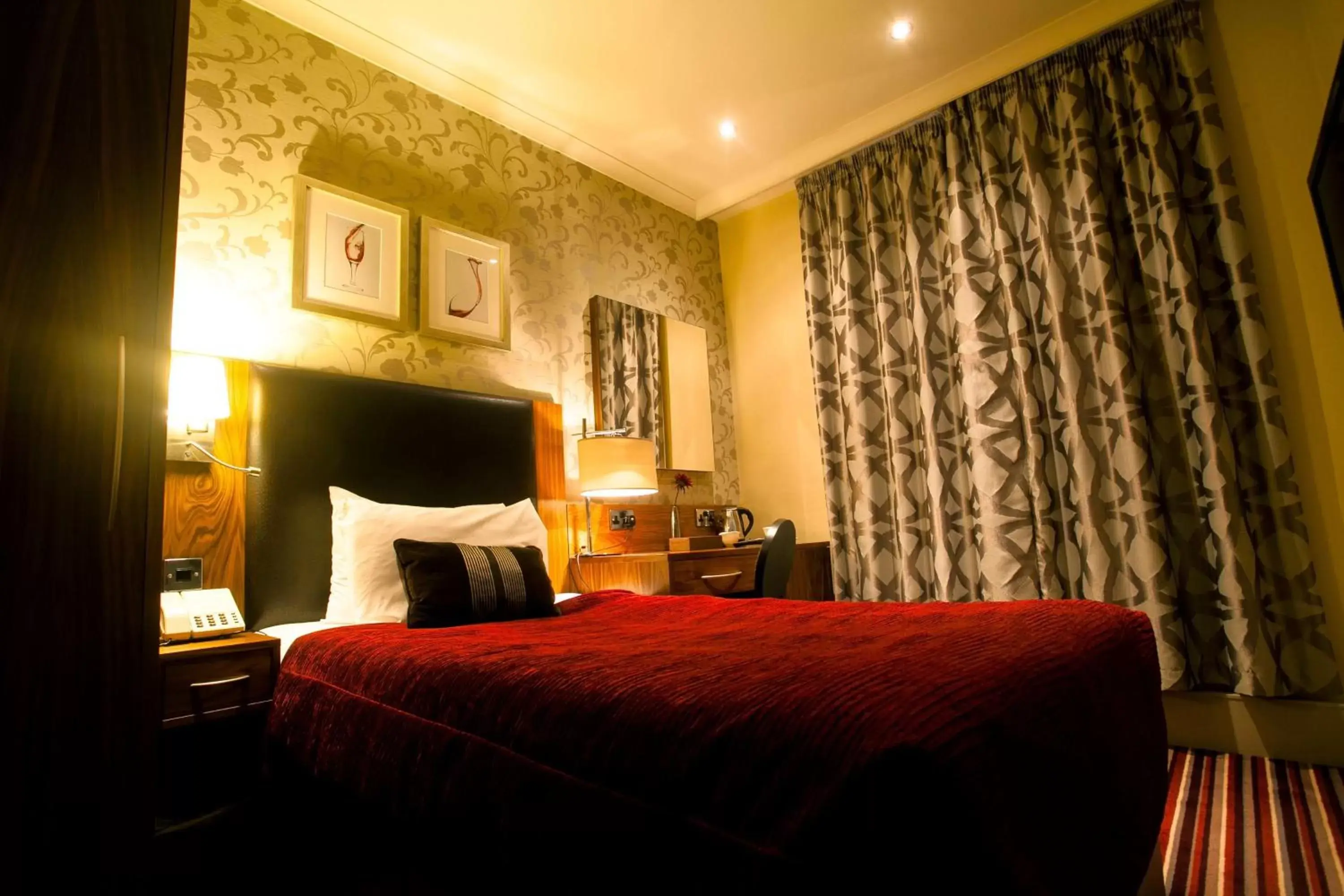 Photo of the whole room, Bed in London Croydon Aerodrome Hotel, BW Signature Collection