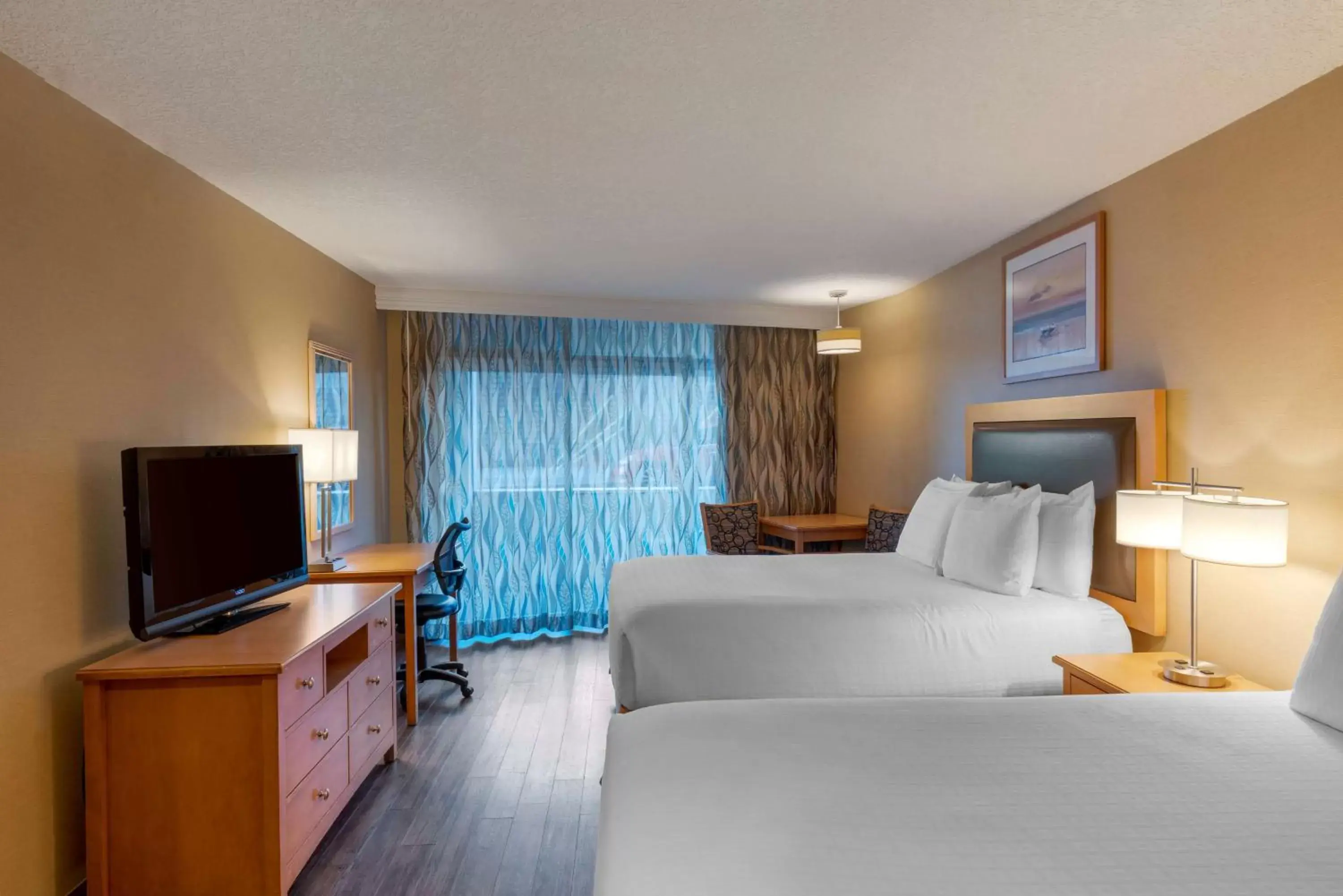 Bedroom, TV/Entertainment Center in Best Western Plus Ocean View Resort