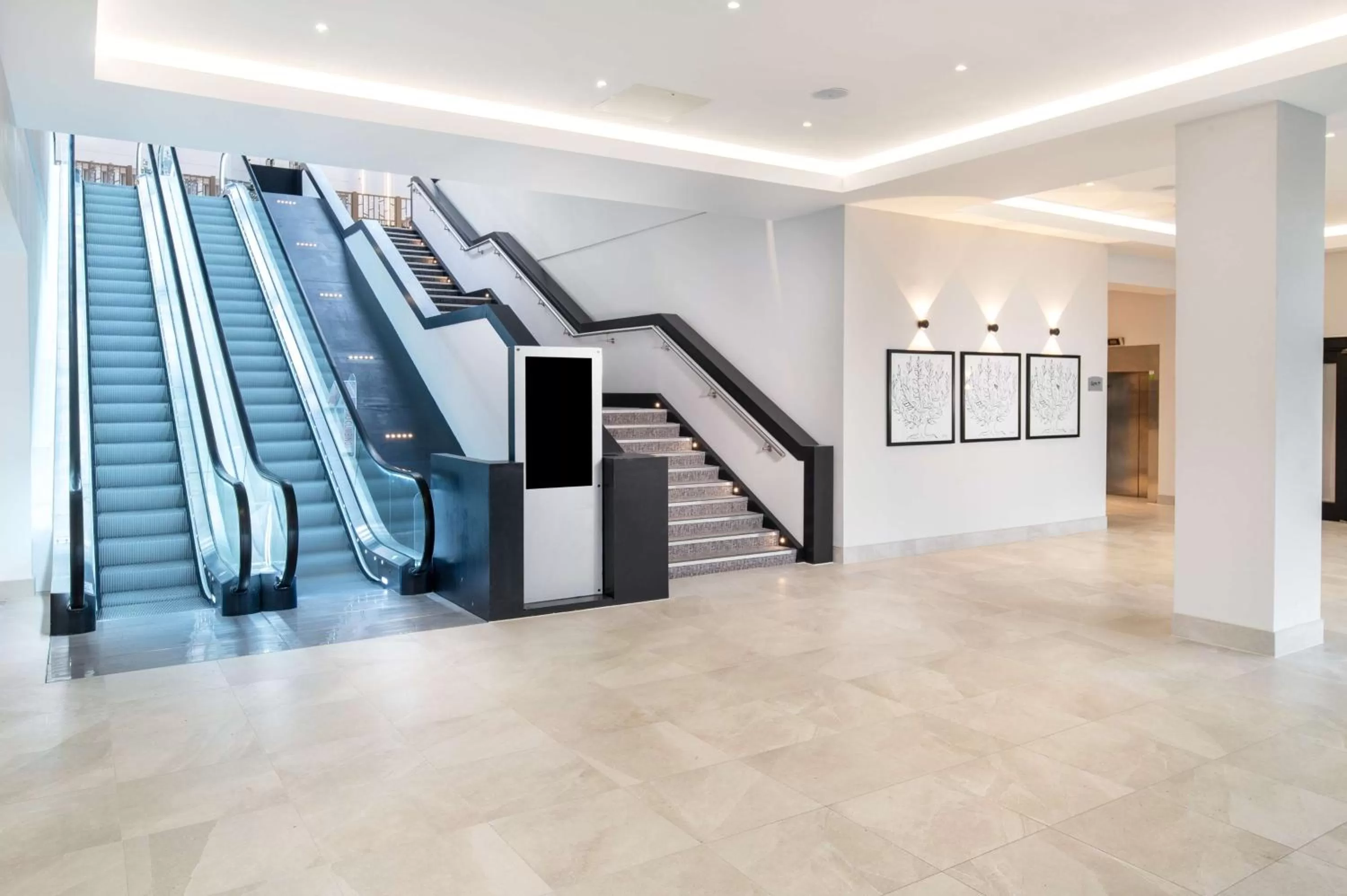 Lobby or reception in Hilton London Gatwick Airport