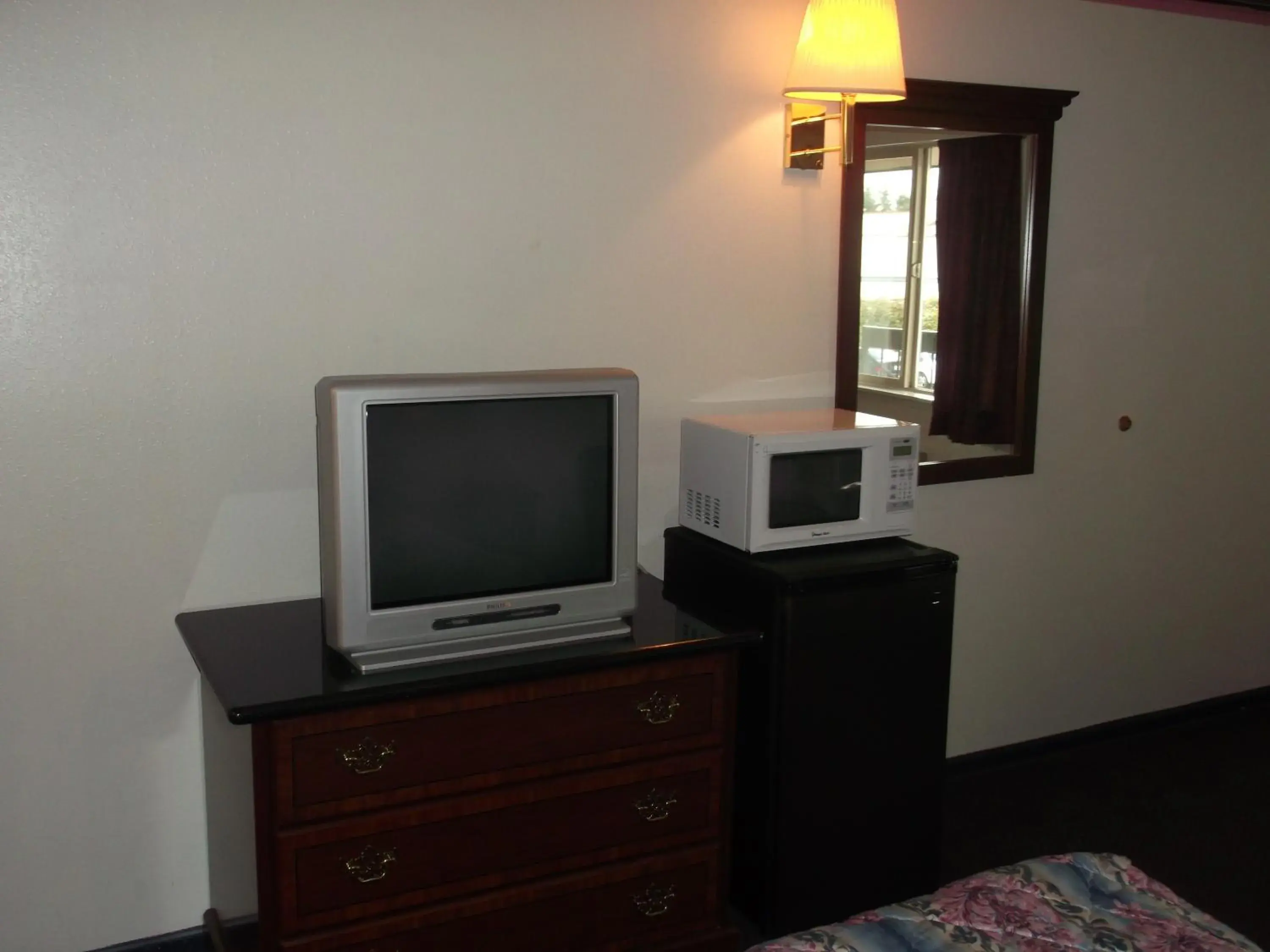 TV and multimedia, TV/Entertainment Center in Sunrise Inn