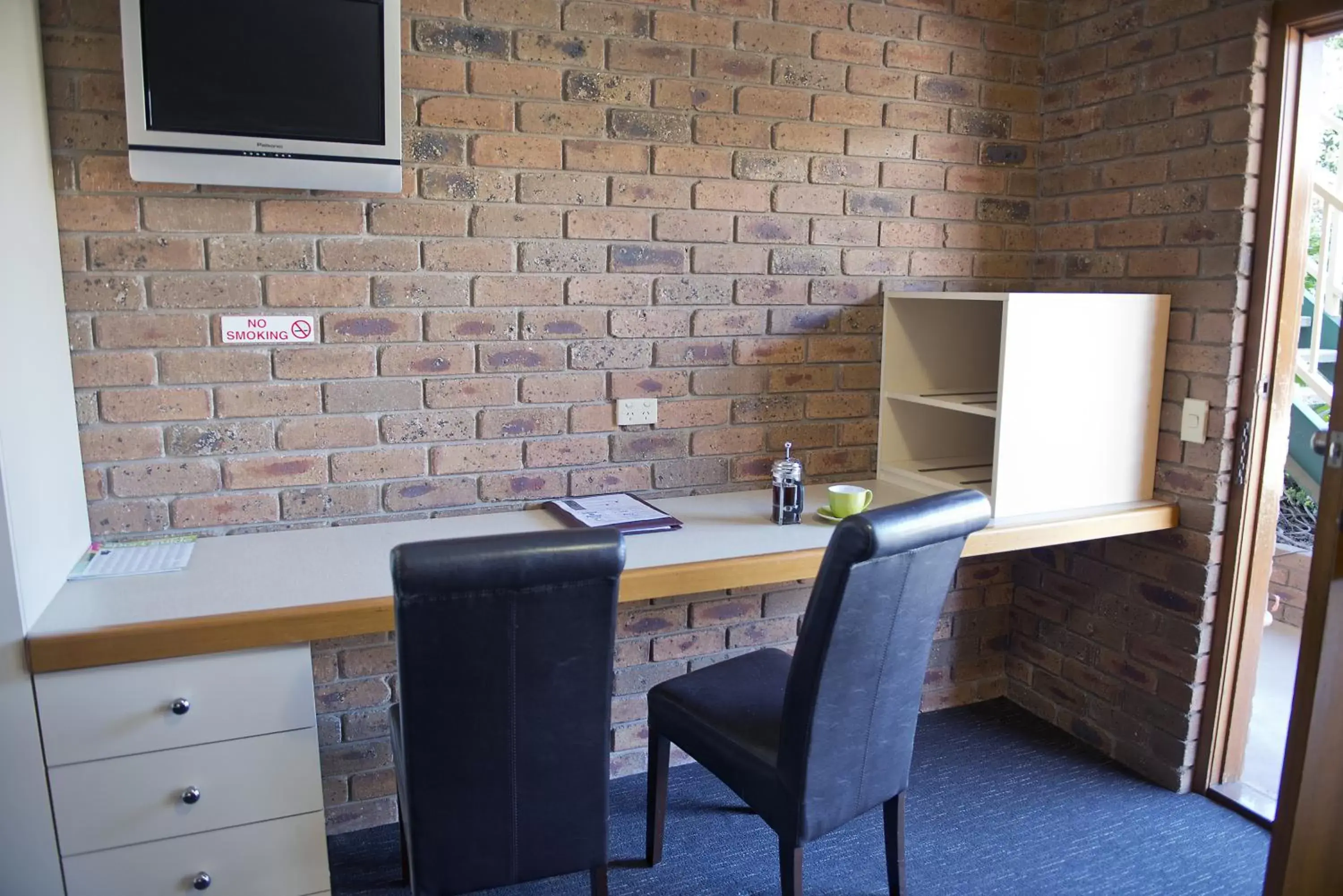 Seating area, TV/Entertainment Center in Travellers Rest Motor Inn Swan Hill