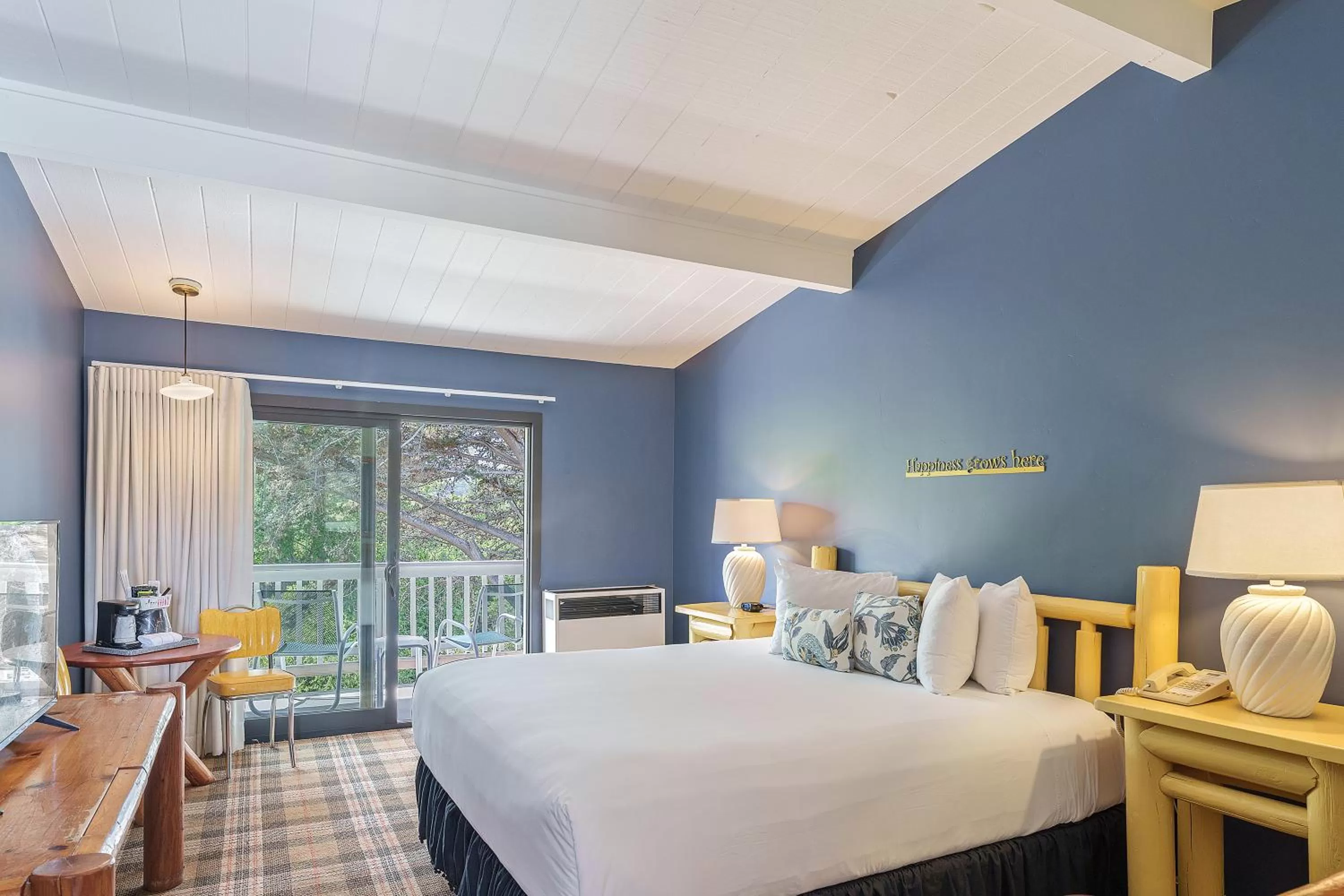 Bed in Carmel River Inn & Cottages