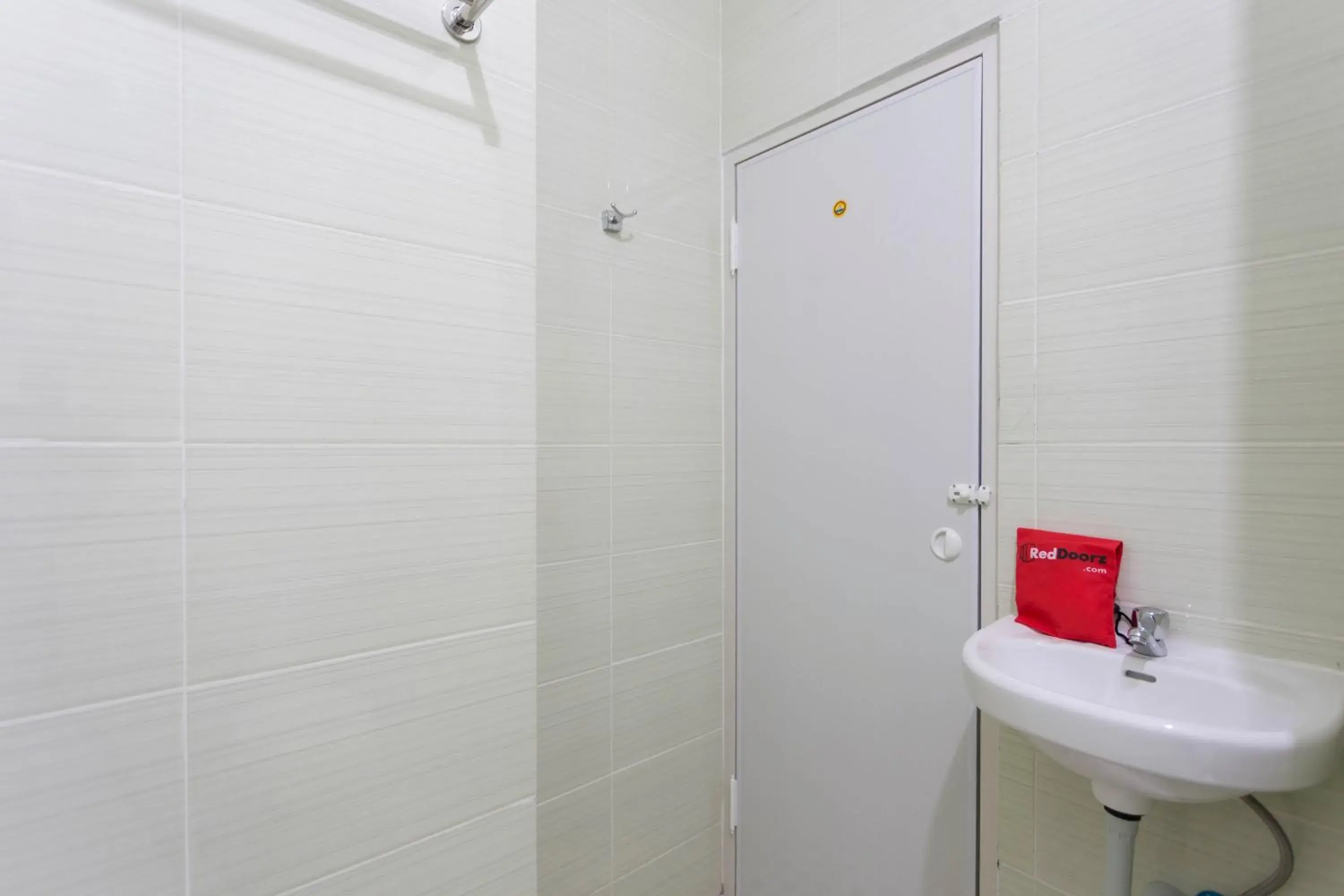 Bathroom in RedDoorz Plus @ Boulevard Residence BSD