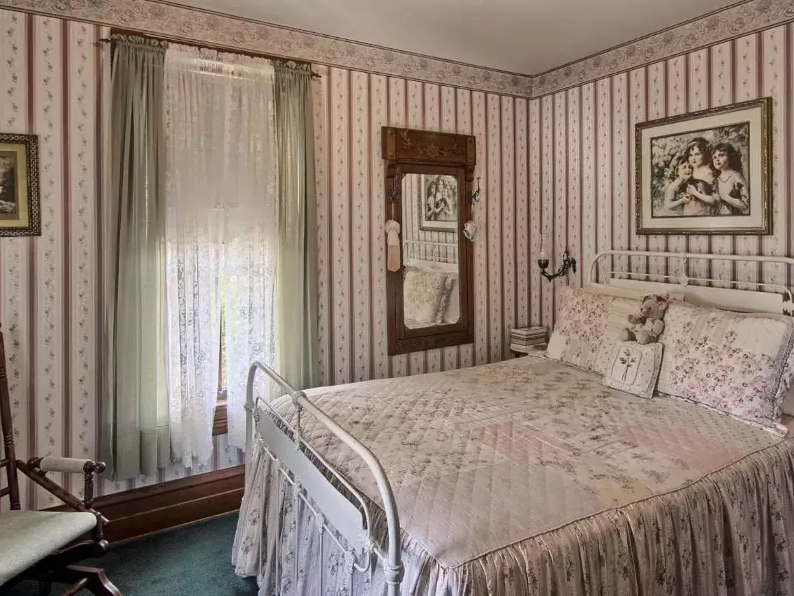Standard Queen Room in Grand Victorian B&B Inn