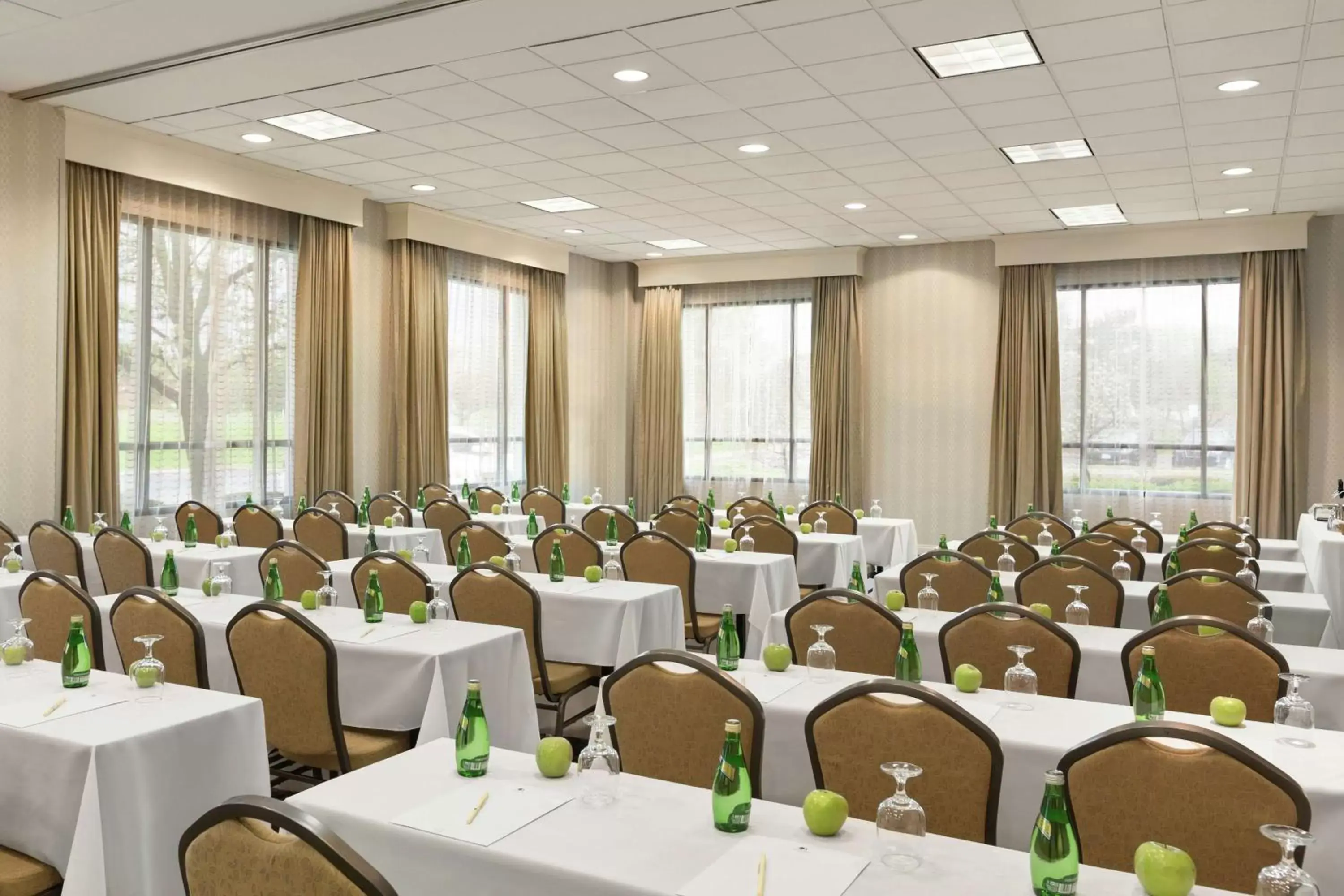 Meeting/conference room in DoubleTree by Hilton Hotel Detroit - Novi
