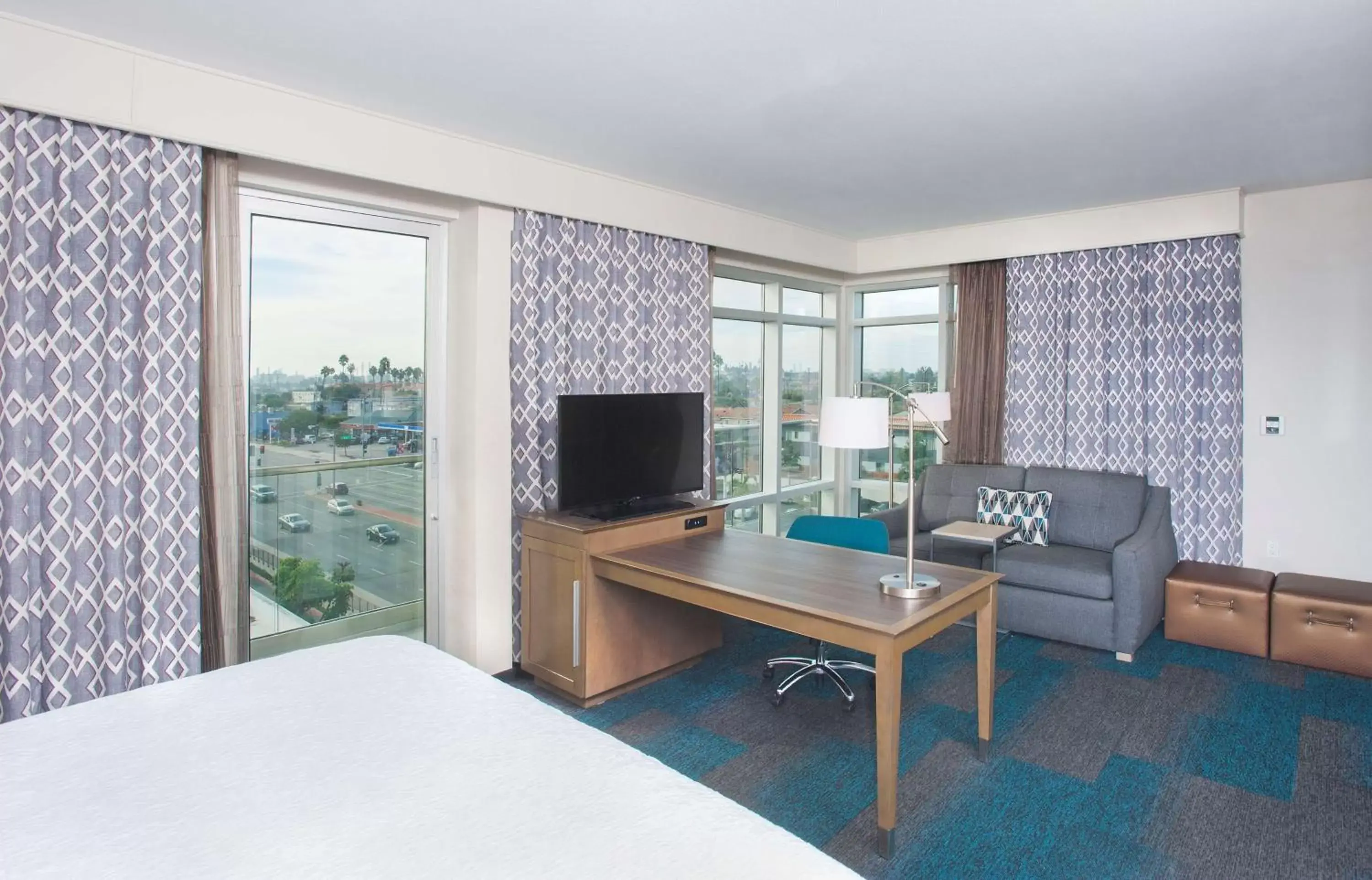 Bed in Hampton Inn & Suites LAX El Segundo