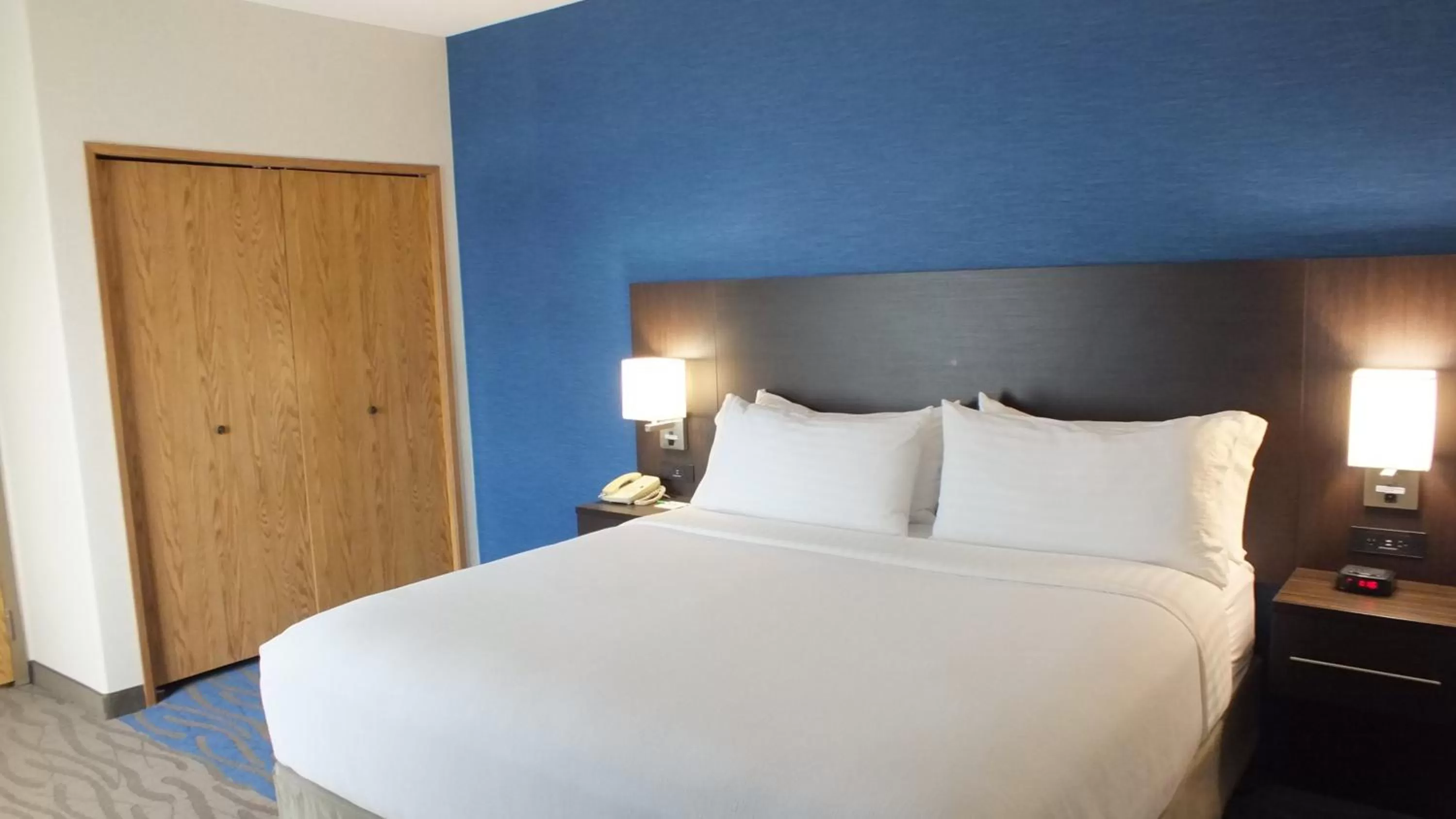 Photo of the whole room, Bed in Holiday Inn Hotel & Suites Regina by IHG