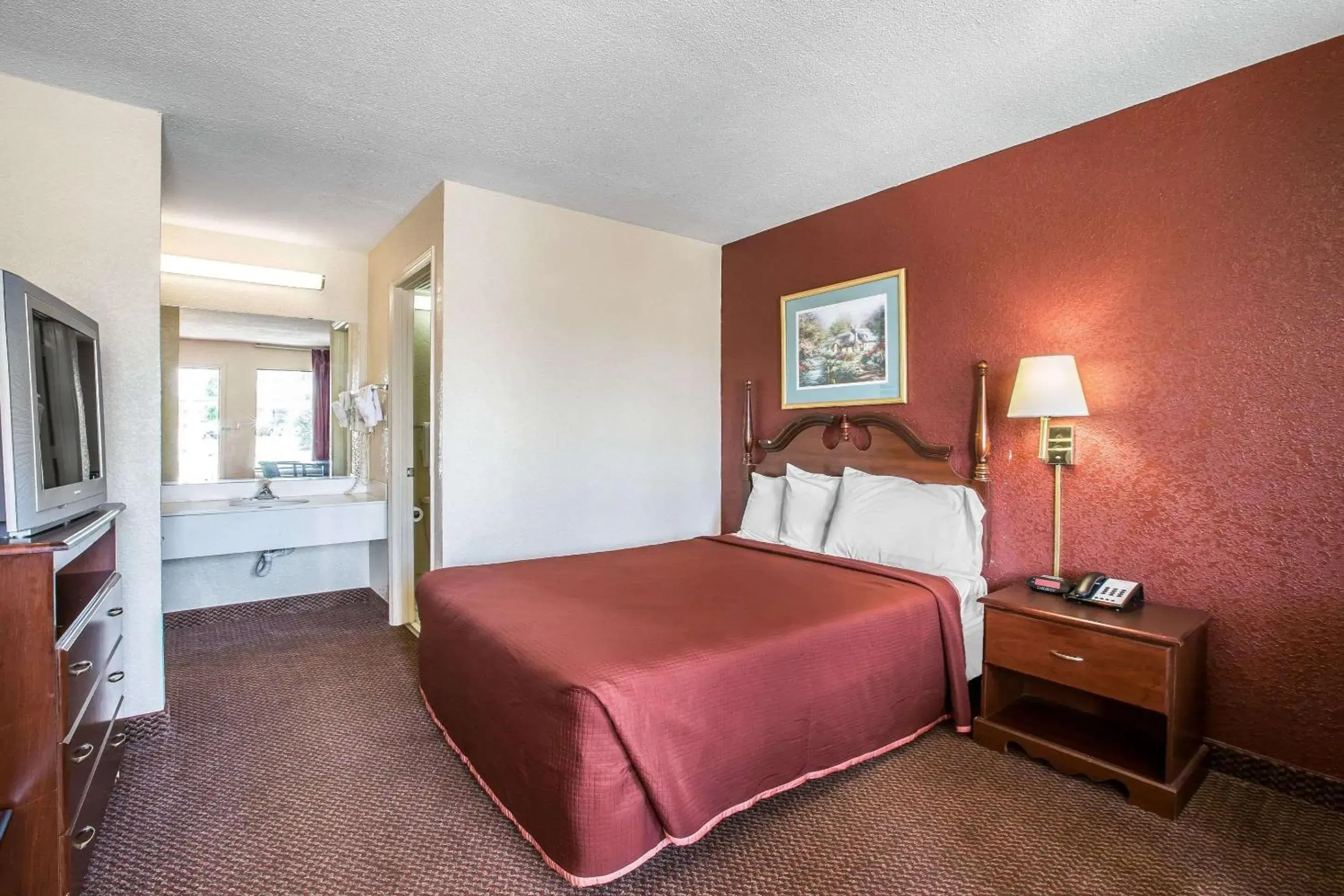 Photo of the whole room, Bed in Rodeway Inn Expo Center