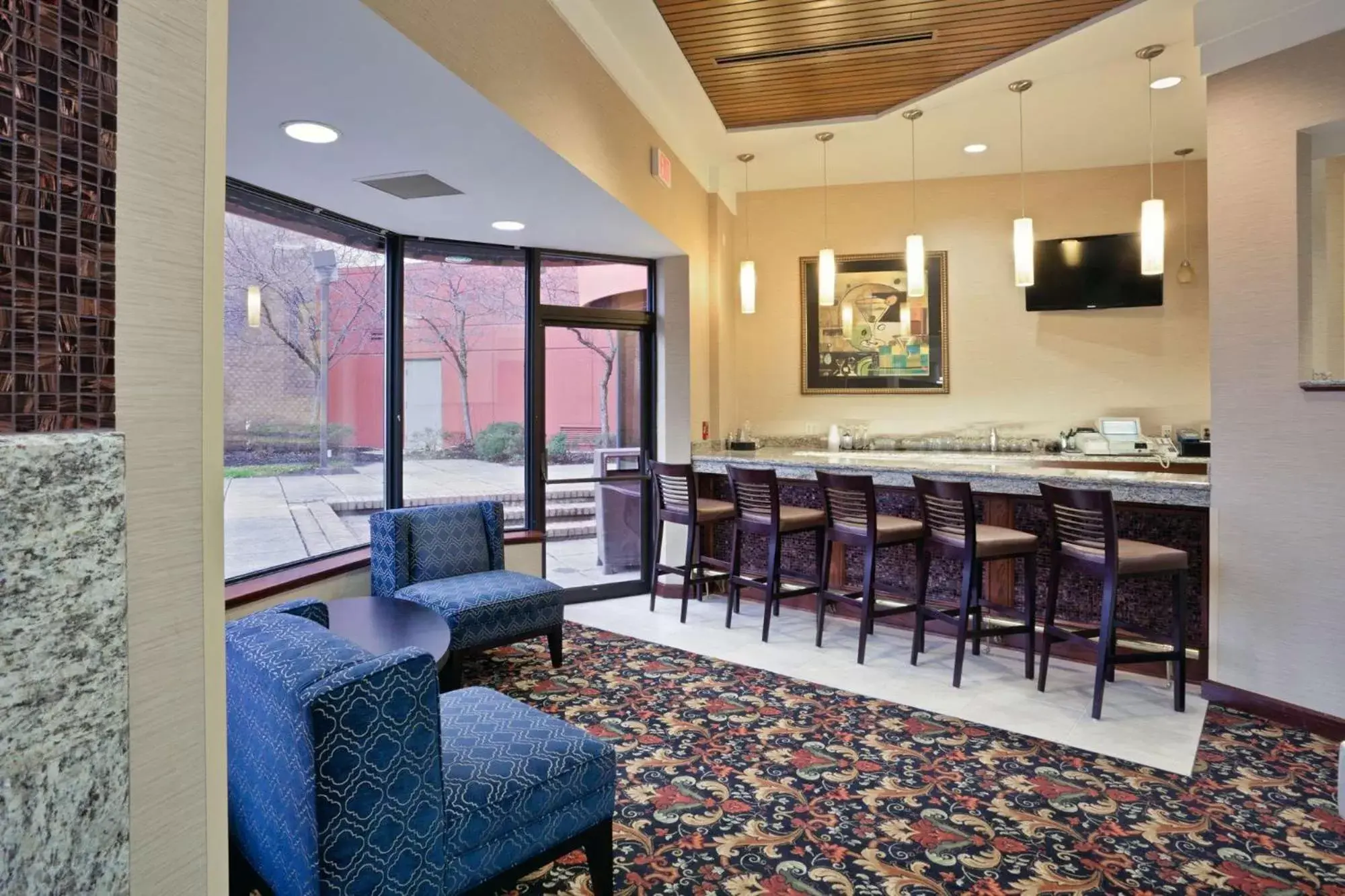 Lounge or bar in Radisson Cleveland Airport