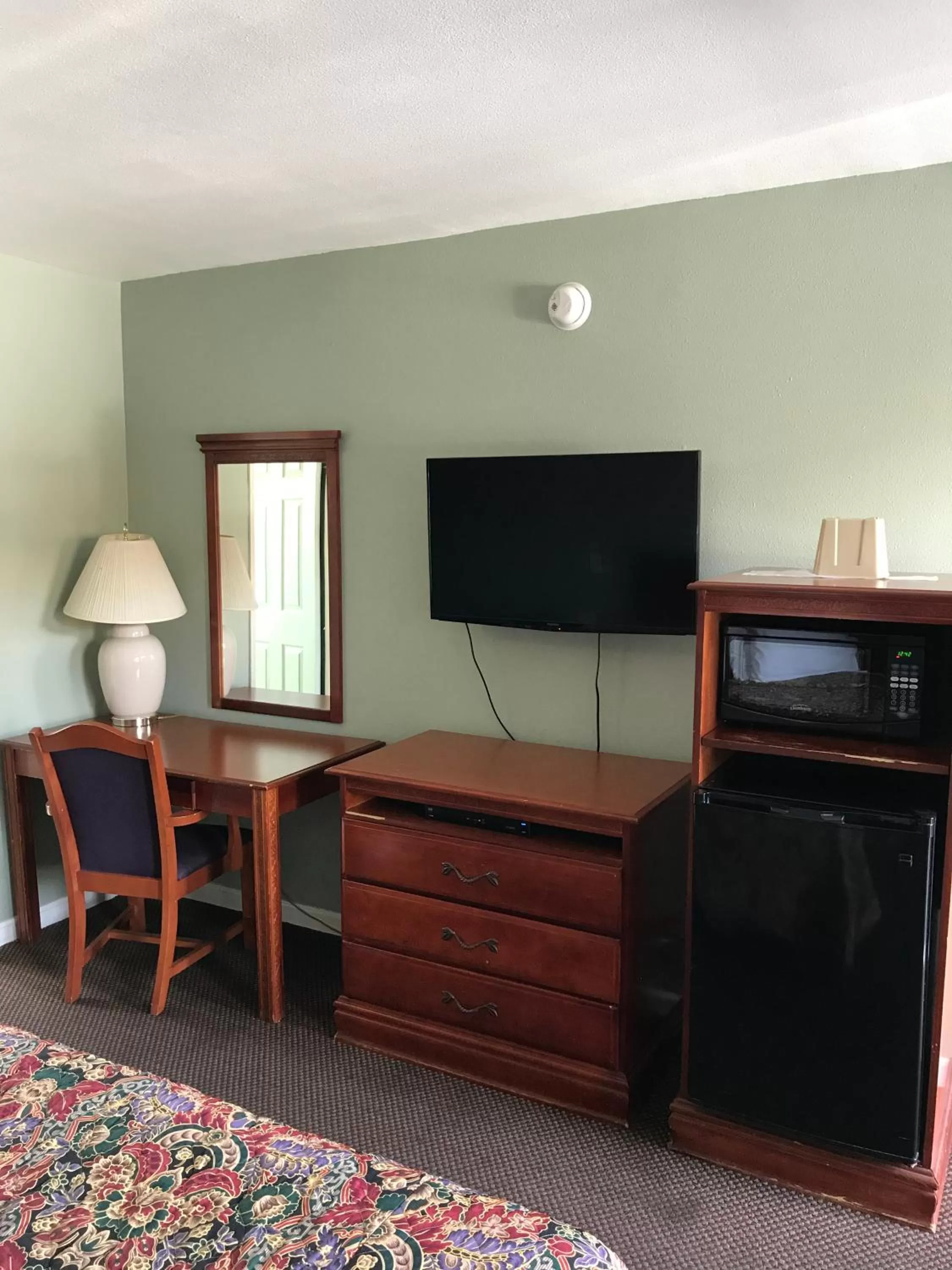 Bedroom in Economy Inn