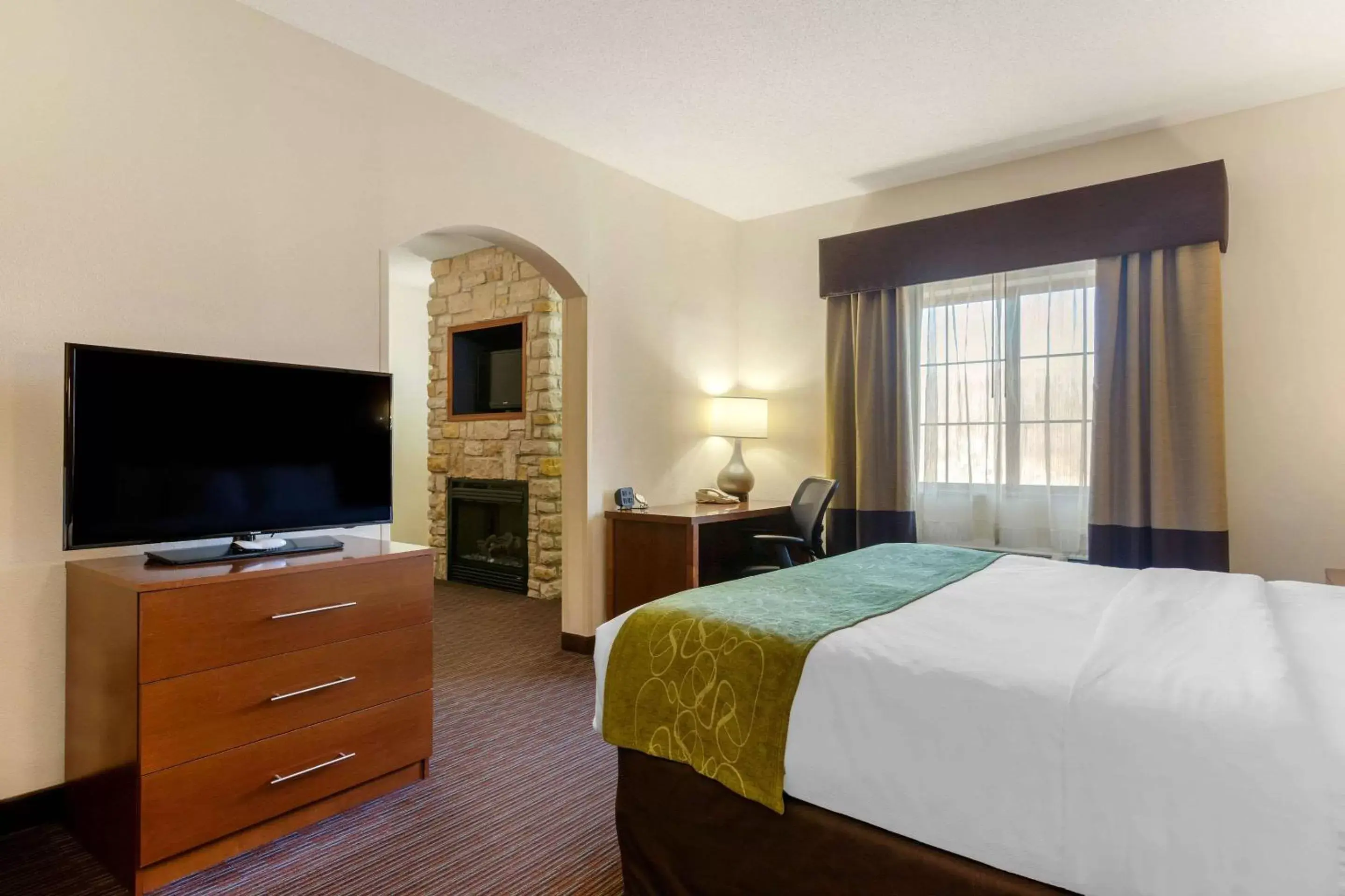 Photo of the whole room, TV/Entertainment Center in Comfort Suites Stevensville – St. Joseph