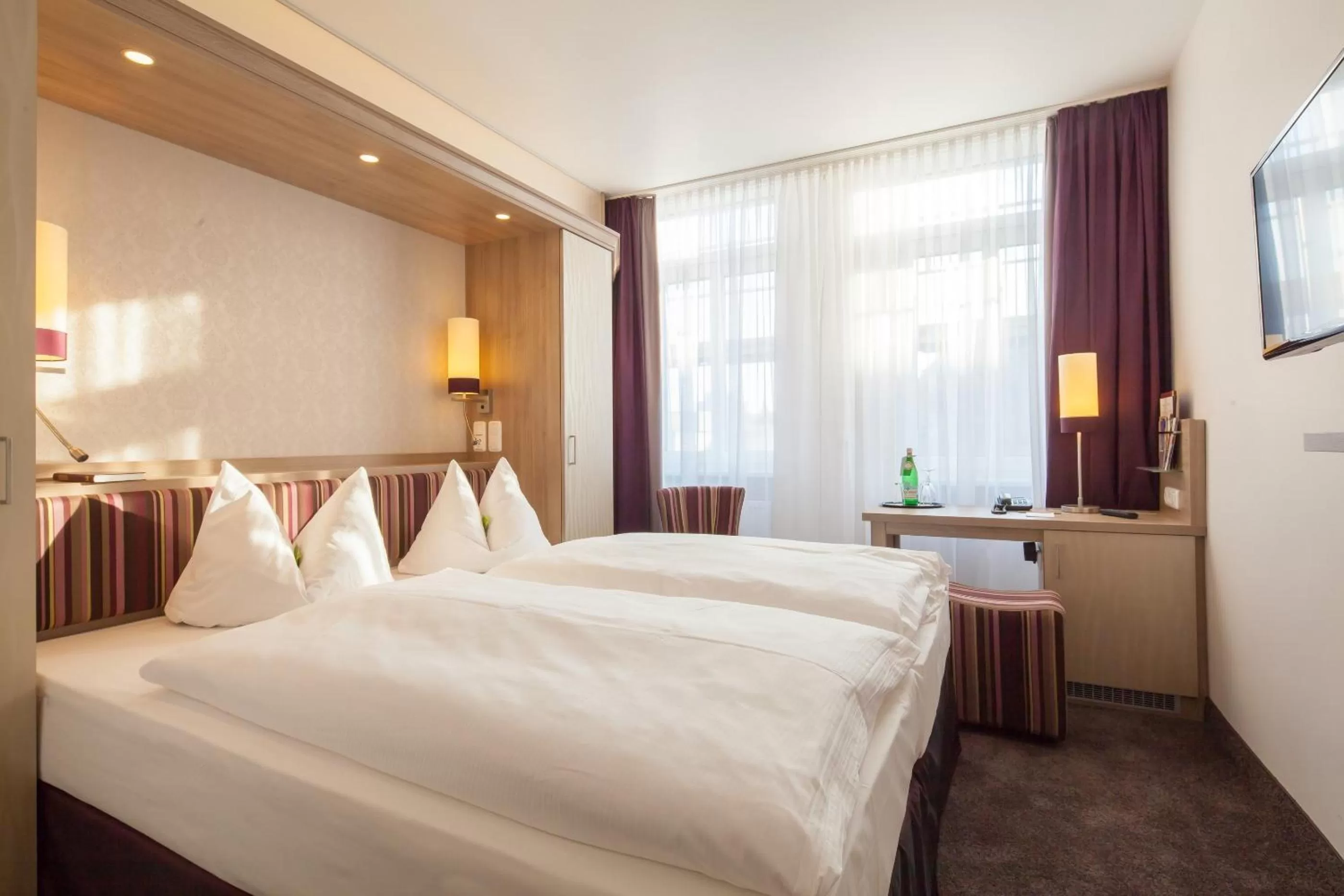 Bed in DORMERO Hotel Coburg