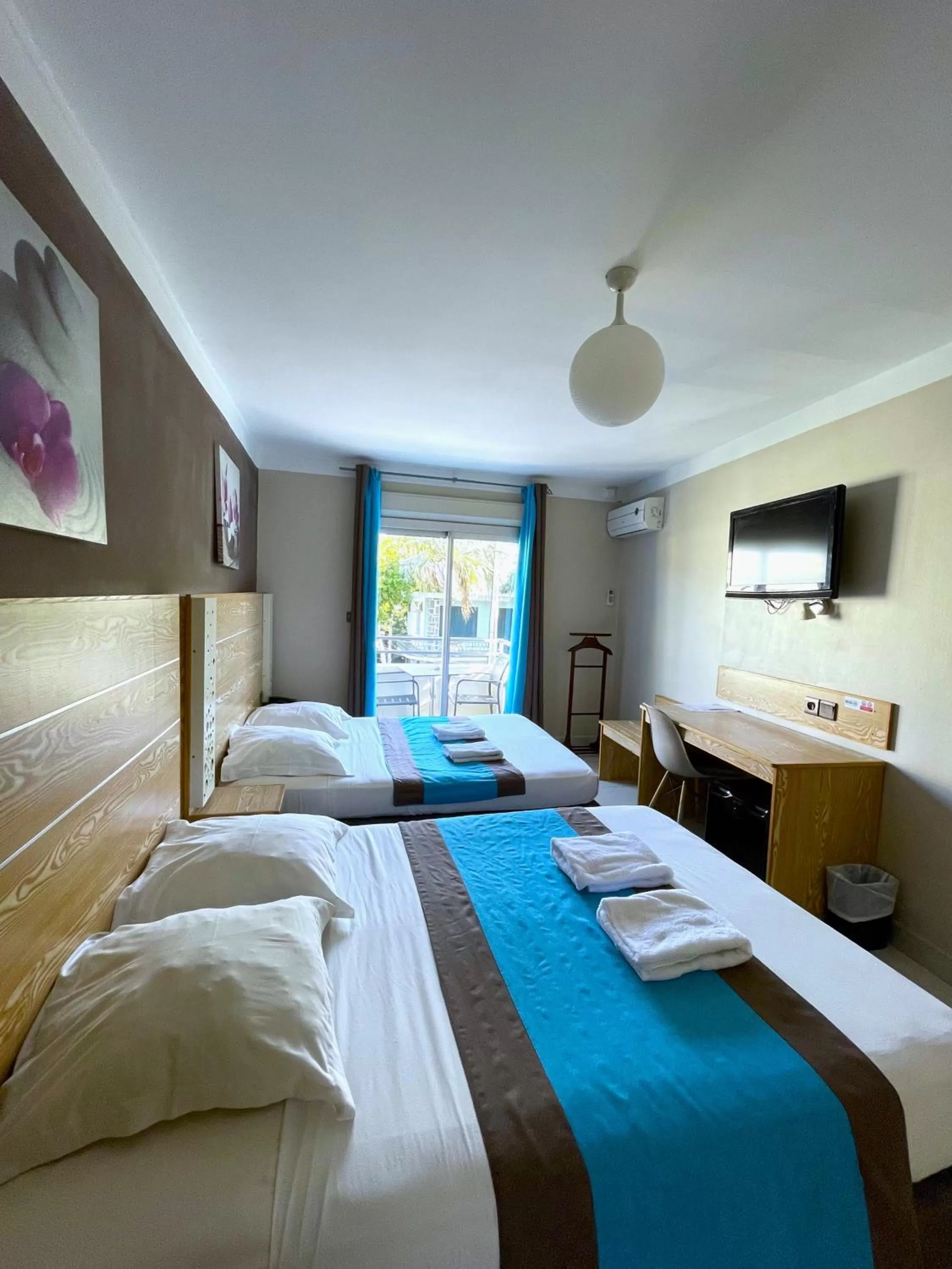 Bedroom, Bed in Hôtel Select - Réunion