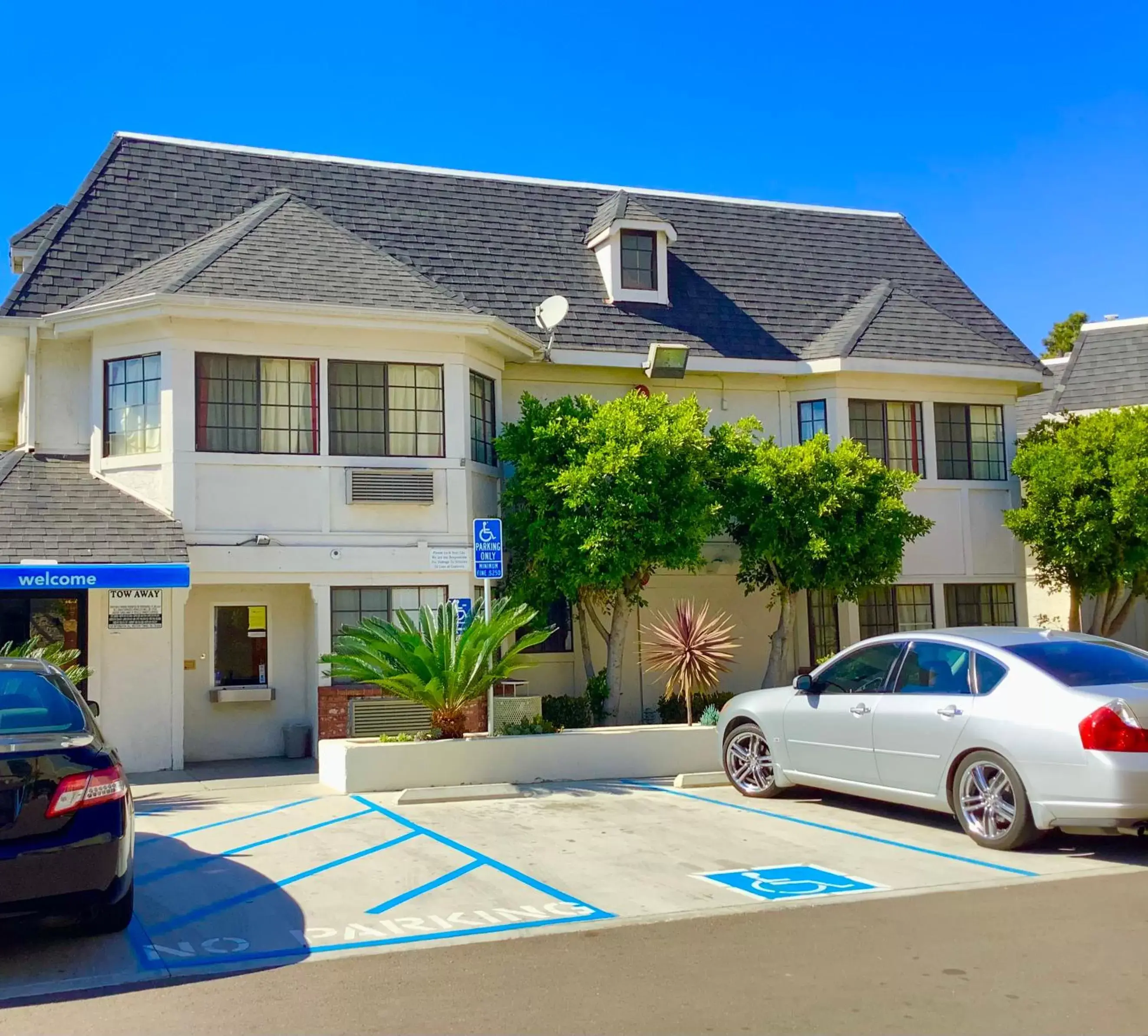 Neighbourhood, Property Building in Carlsbad Village Inn