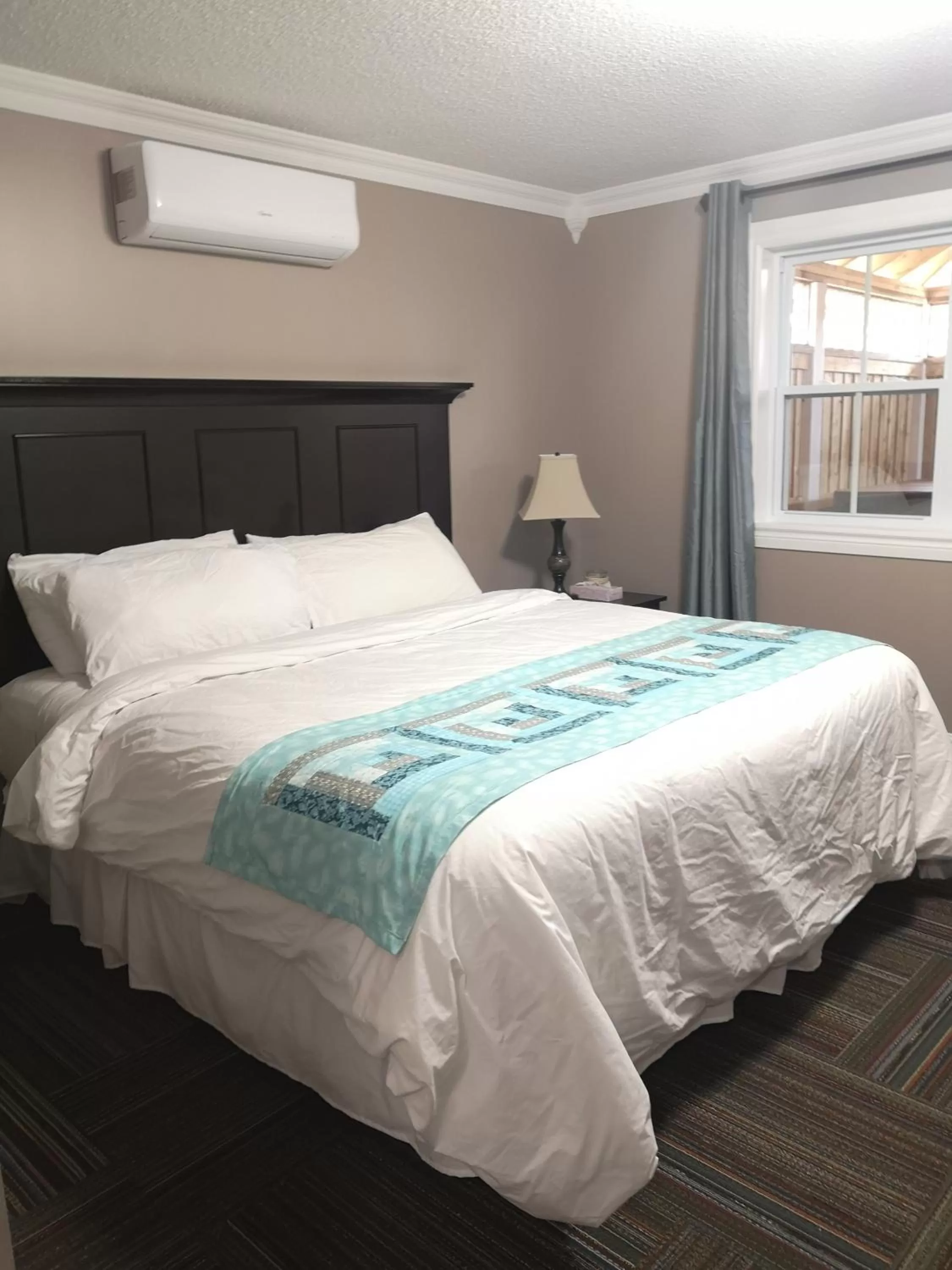 Bedroom in Seaport Inn