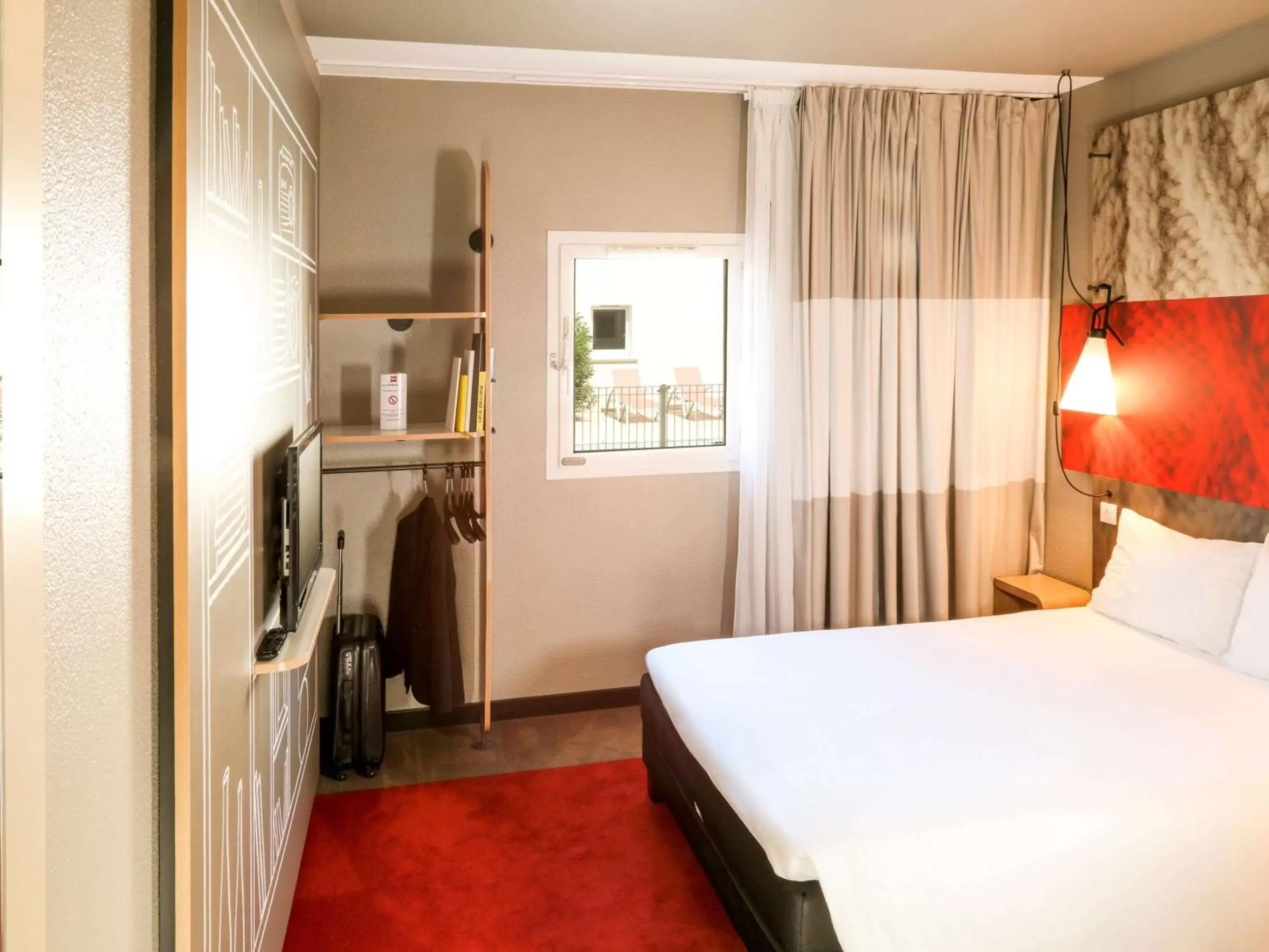 Photo of the whole room, Bed in ibis Orange Sud