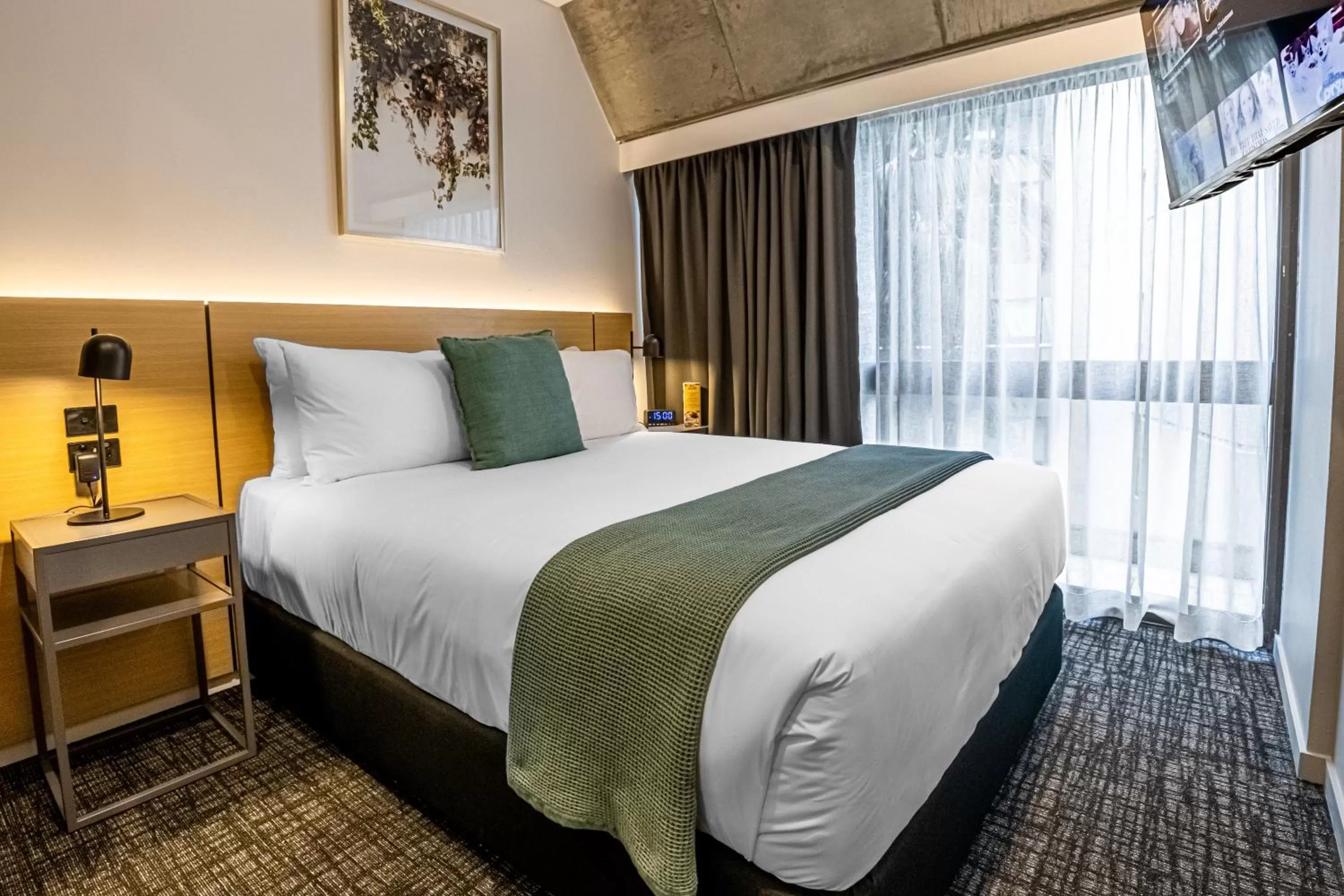 Photo of the whole room, Bed in Song Hotel Sydney