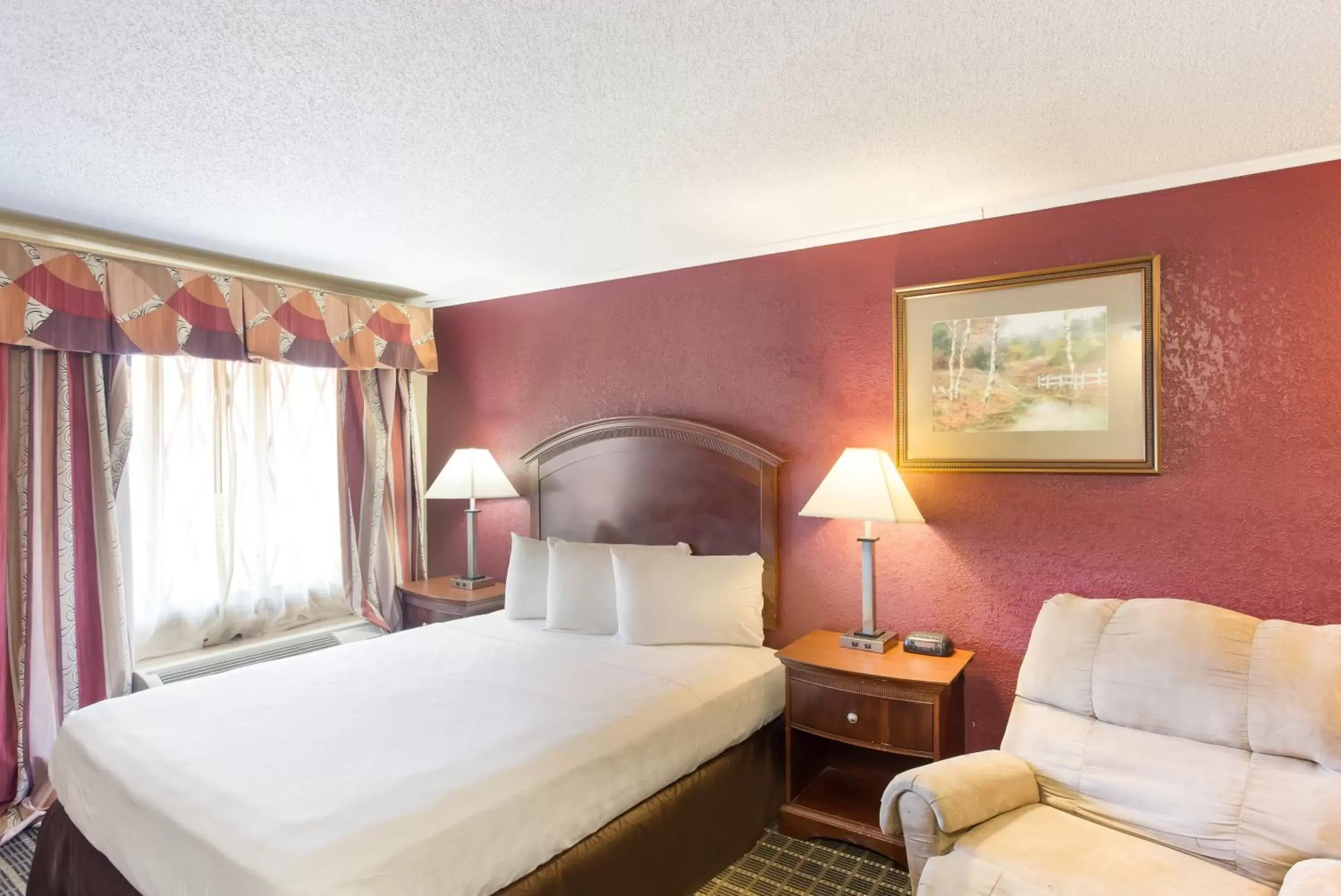 Queen Bed Kitchenette - Smoking in Knights Inn Ashland Queen Bed Kitchenette - Smoking in Knights Inn Ashland