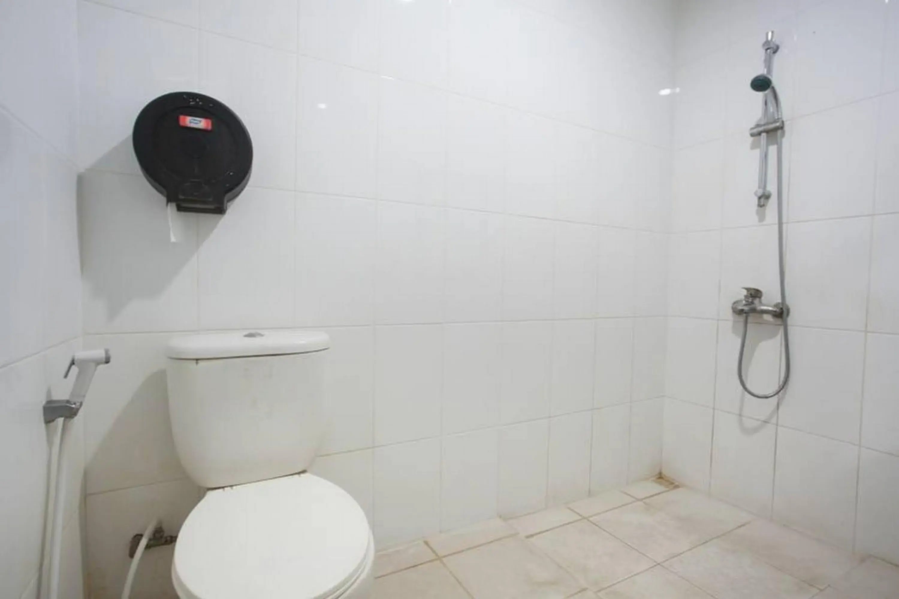 Shower, Bathroom in RedDoorz @ Urip Sumoharjo