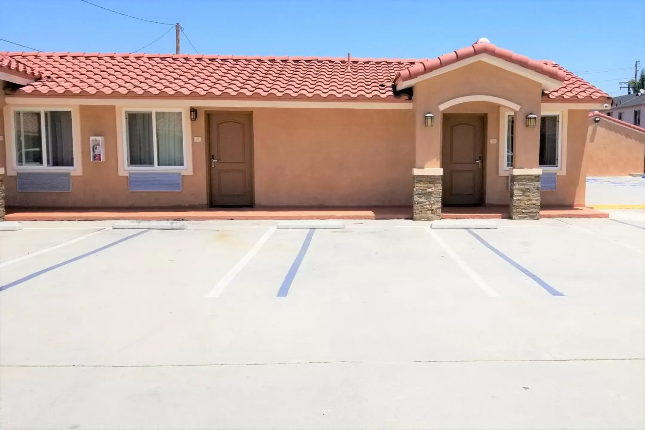 Property building in Diamond Bell Inn & Suites Property building in Diamond Bell Inn & Suites