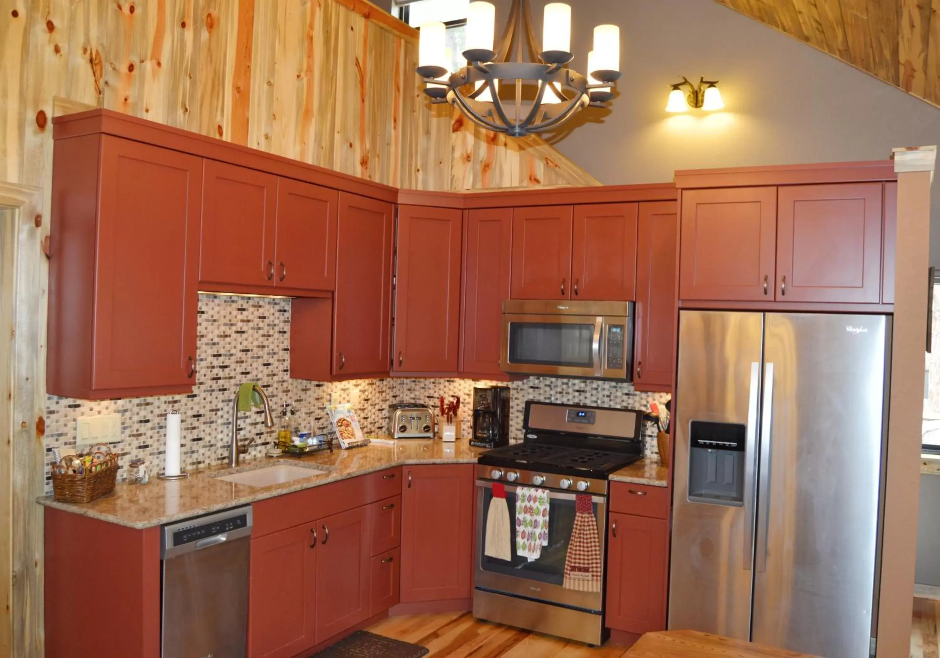 dishwasher, Kitchen/Kitchenette in The Inn on Fall River & Fall River Cabins