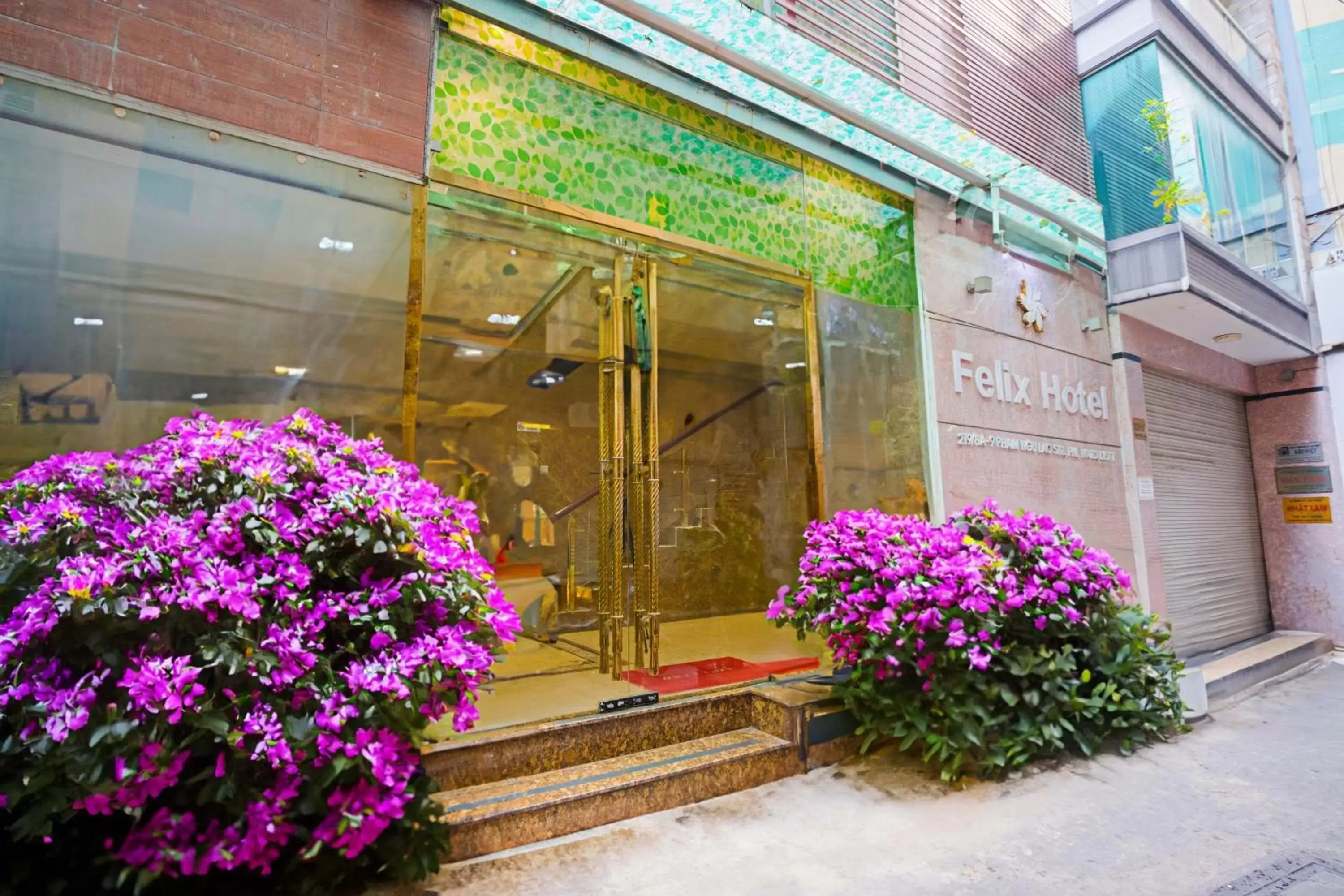 Facade/entrance in Felix Hotel Facade/entrance in Felix Hotel