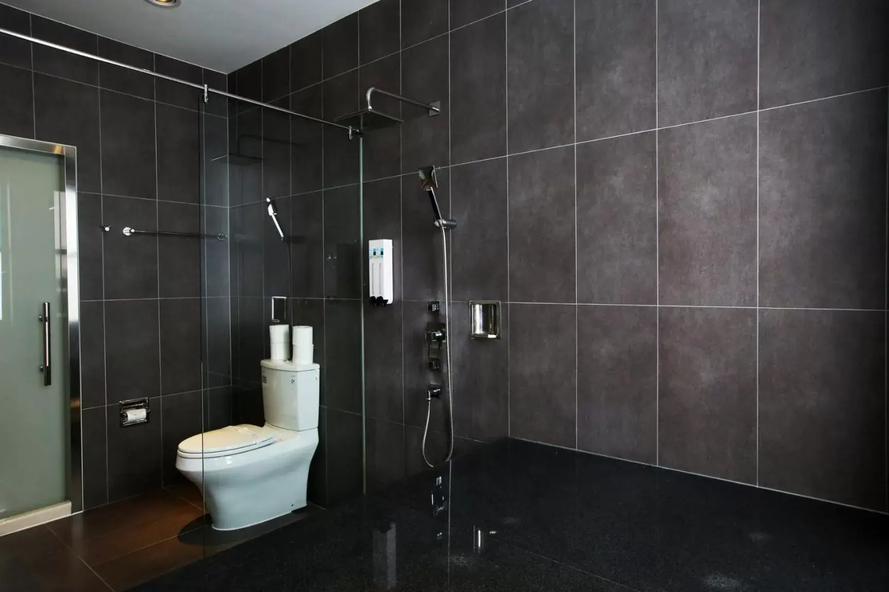 Shower, Bathroom in Hotel Papa Whale-Kaohsiung Formosa Boulevard