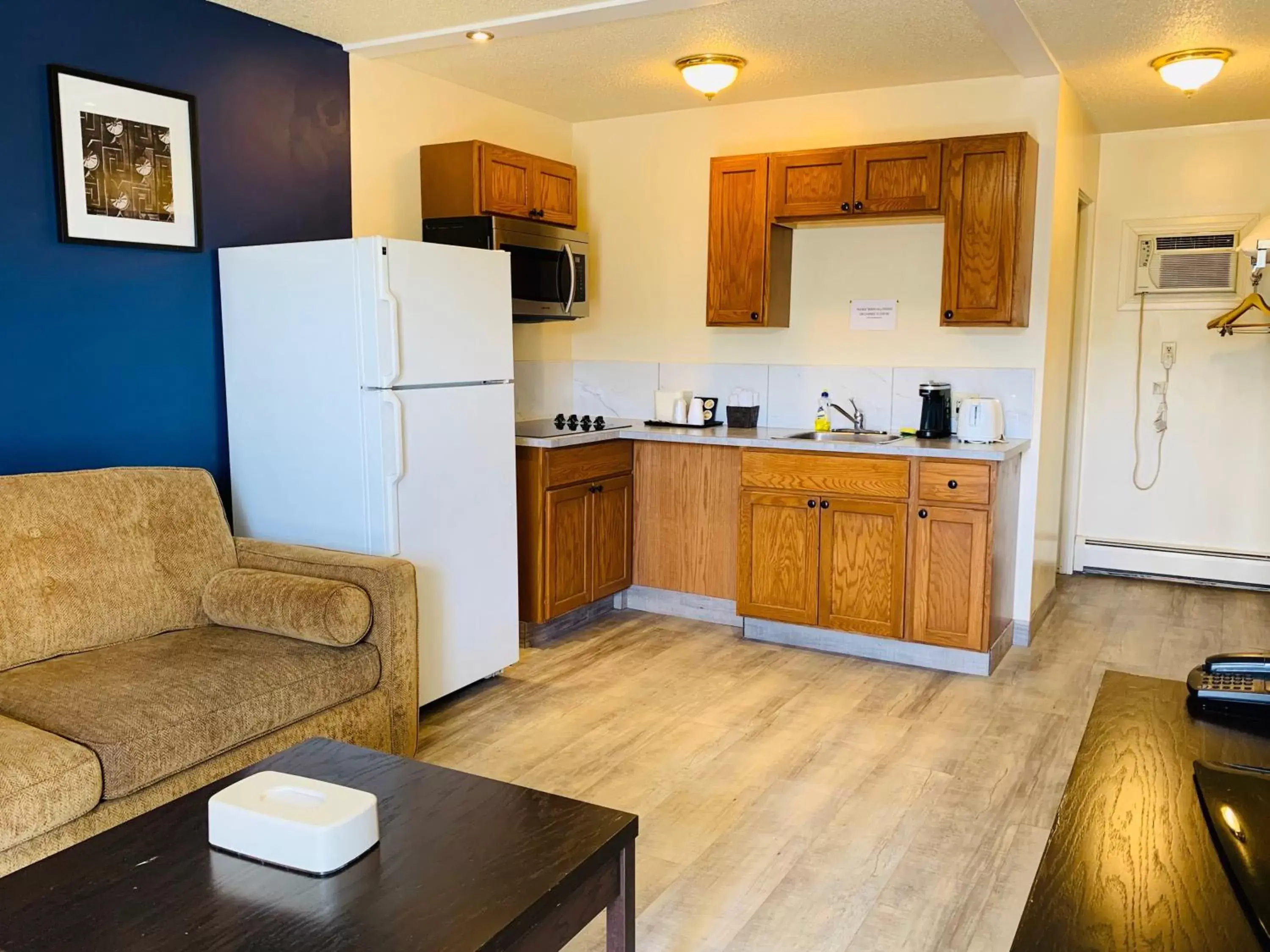 Living room, Kitchen/Kitchenette in Empire Inn & Suites