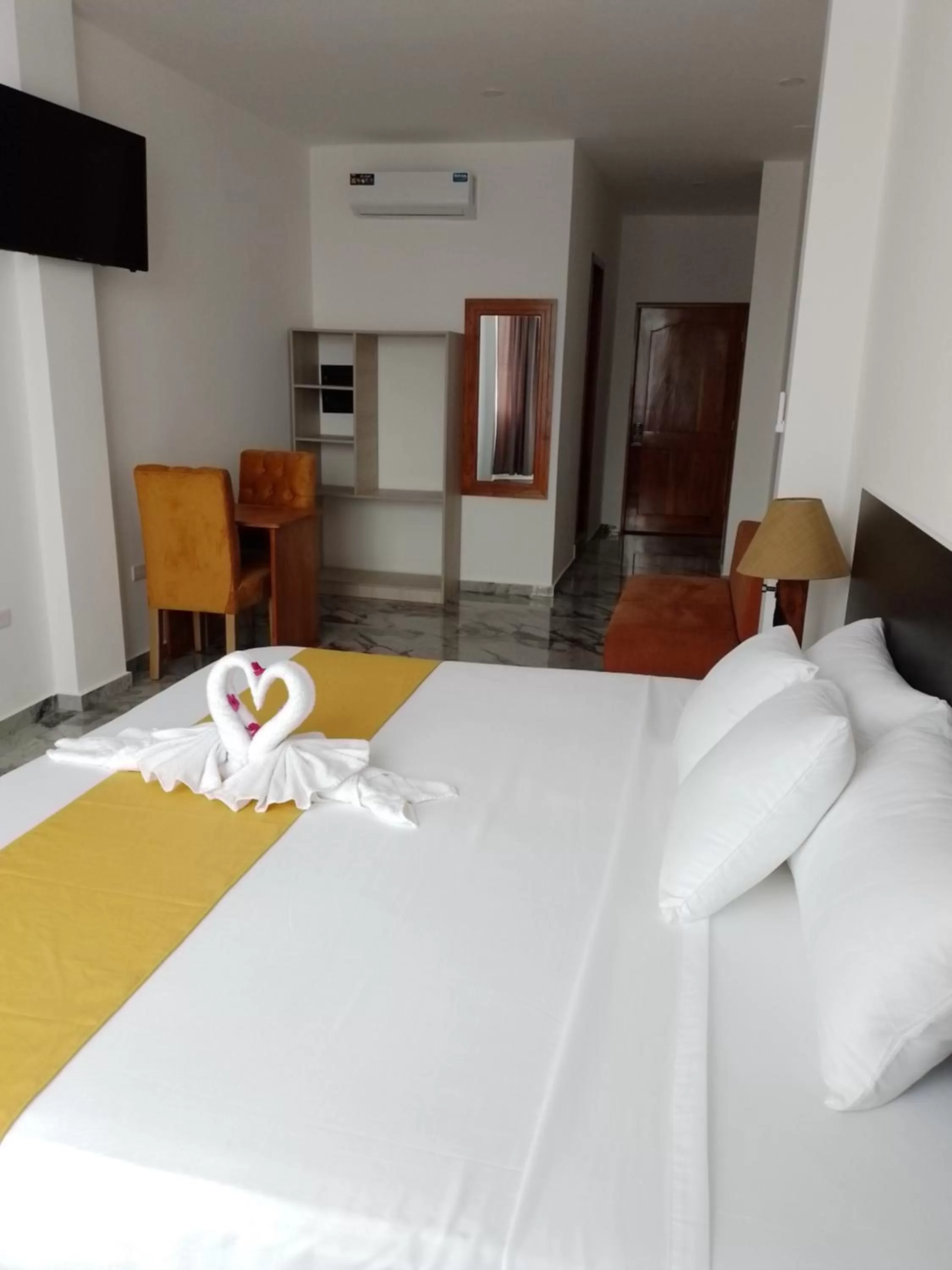 Photo of the whole room, Bed in Patty House Galapagos