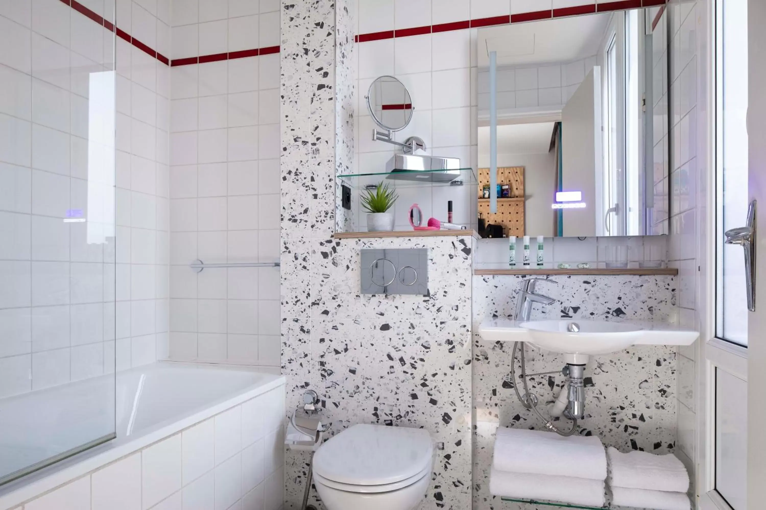 Bathroom in Hôtel LOCOMO