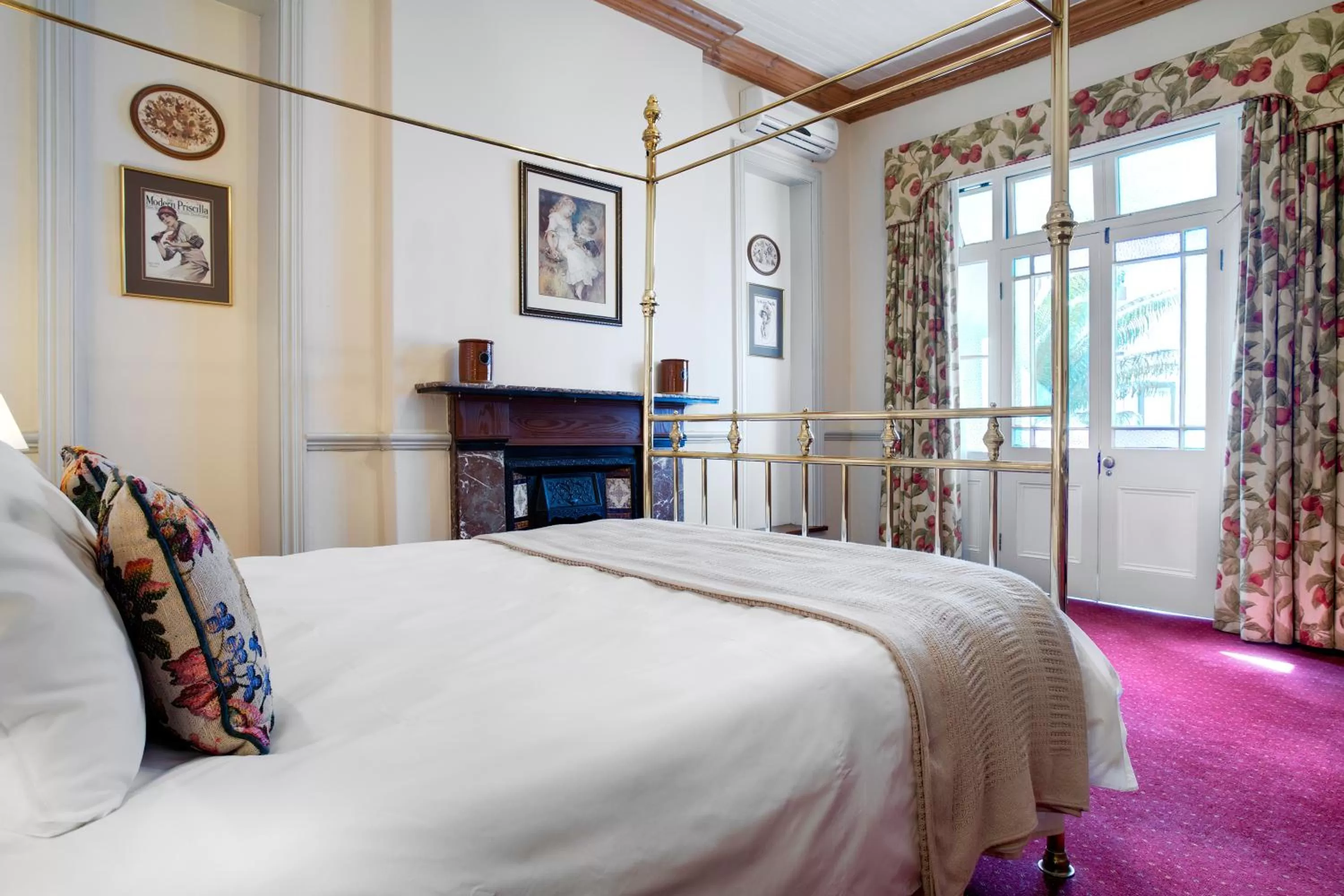 Bed in The Stellenbosch Hotel