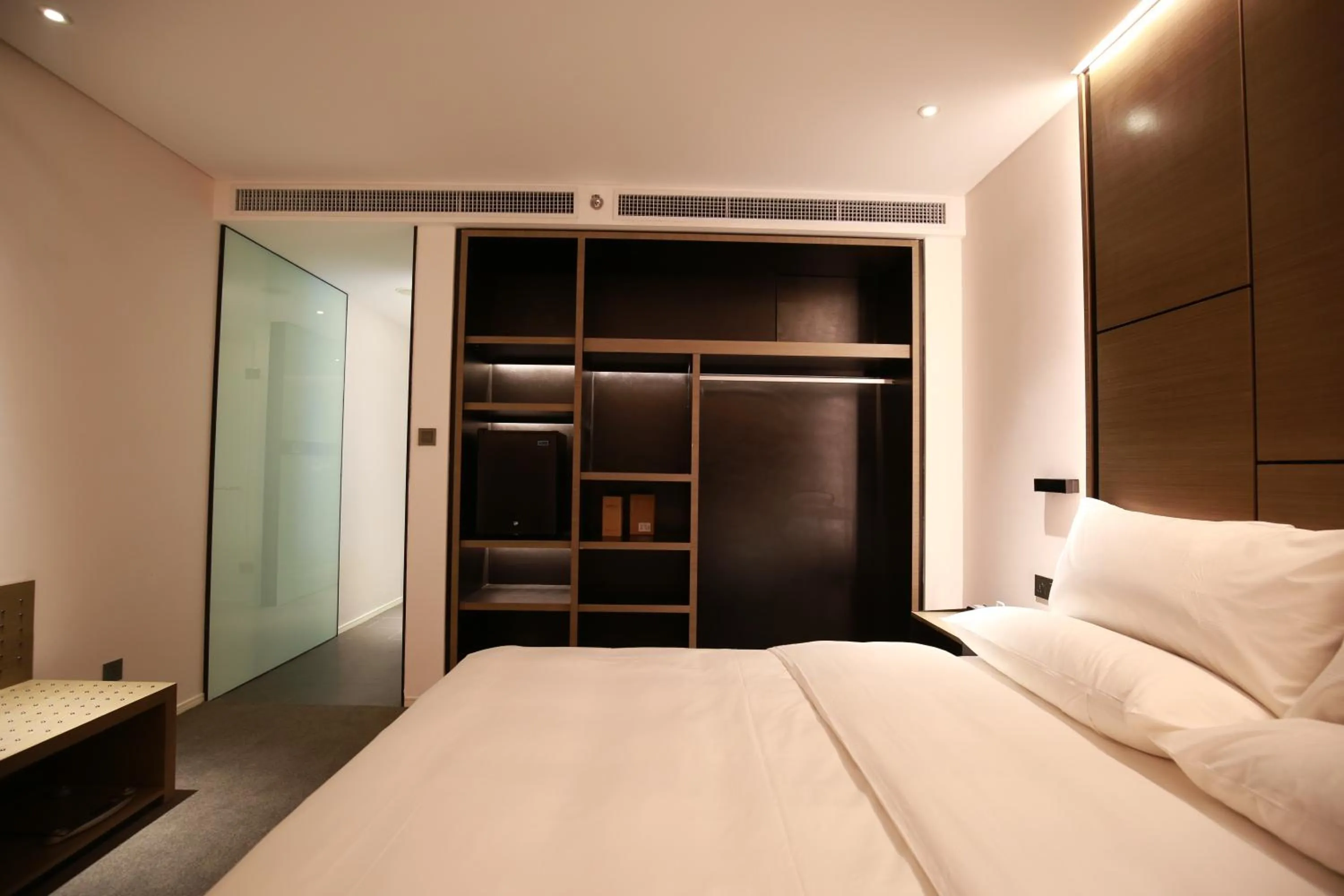 Photo of the whole room, Bed in INNSiDE by Meliá Zhengzhou