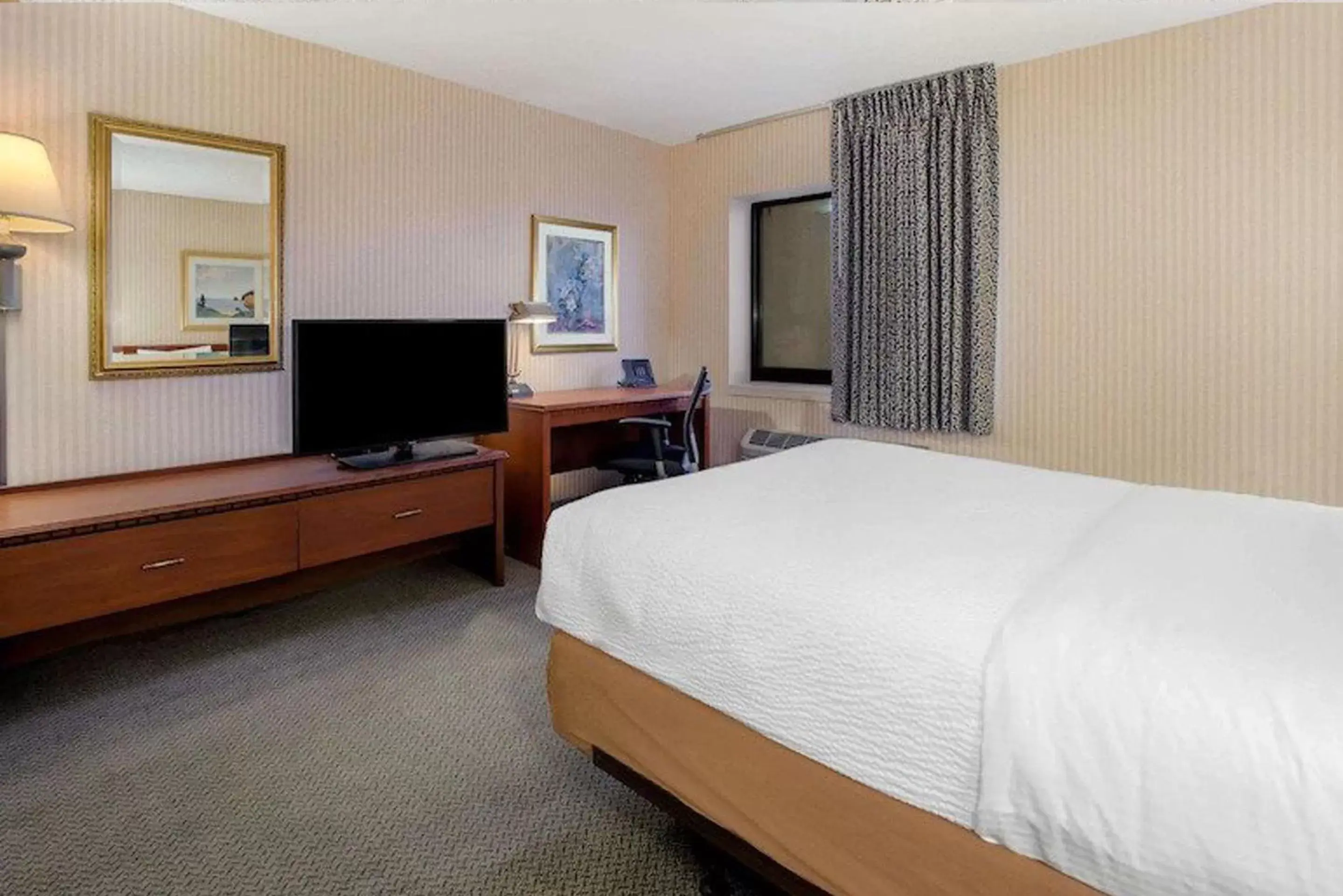 Bedroom, Bed in La Quinta Inn by Wyndham Detroit Southgate