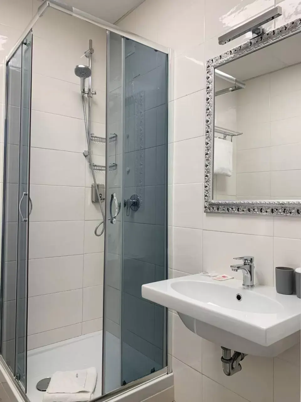 Shower, Bathroom in Hotel Genova Liberty