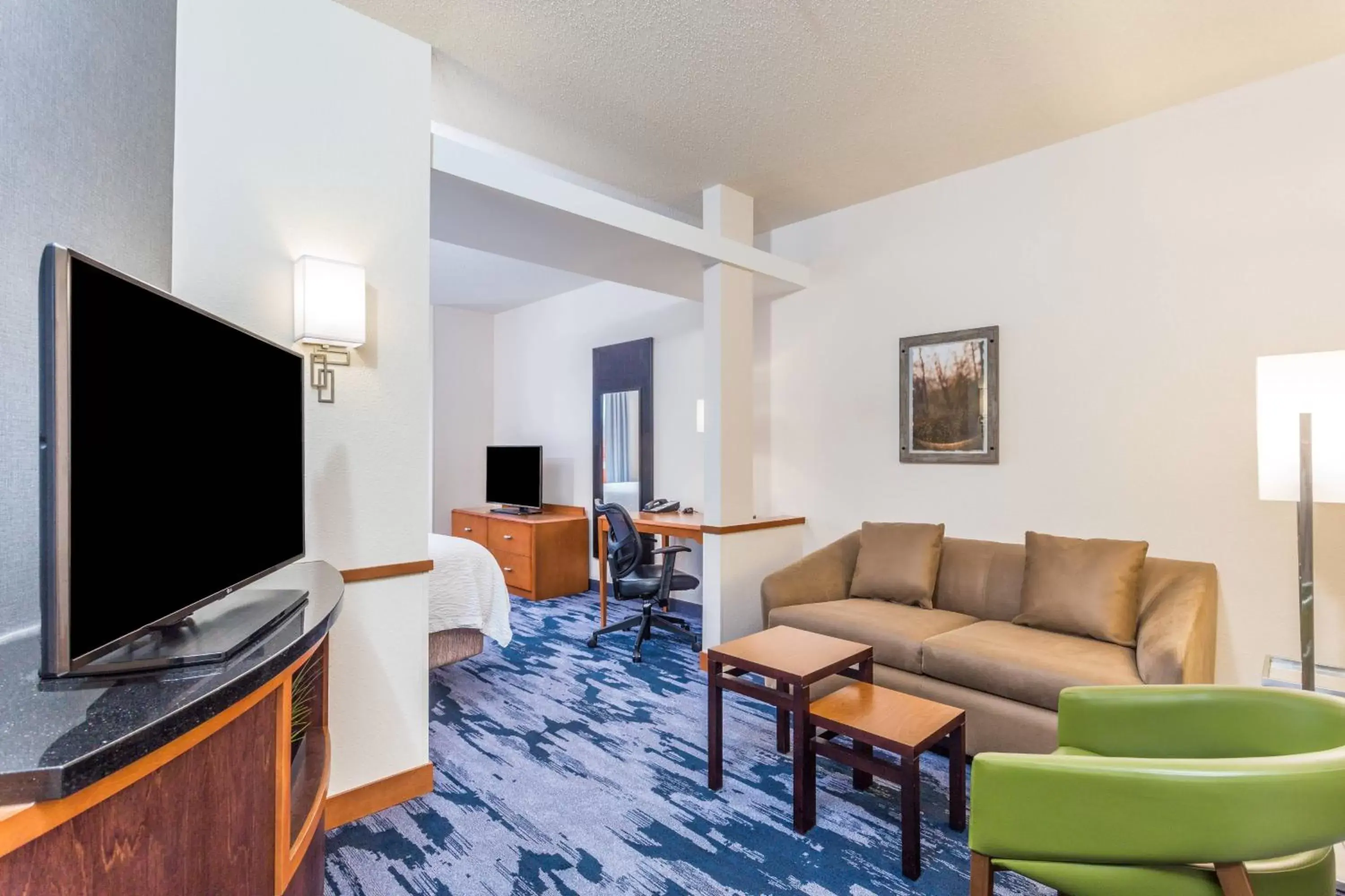 Photo of the whole room, Seating Area in Fairfield Inn and Suites by Marriott Madison East
