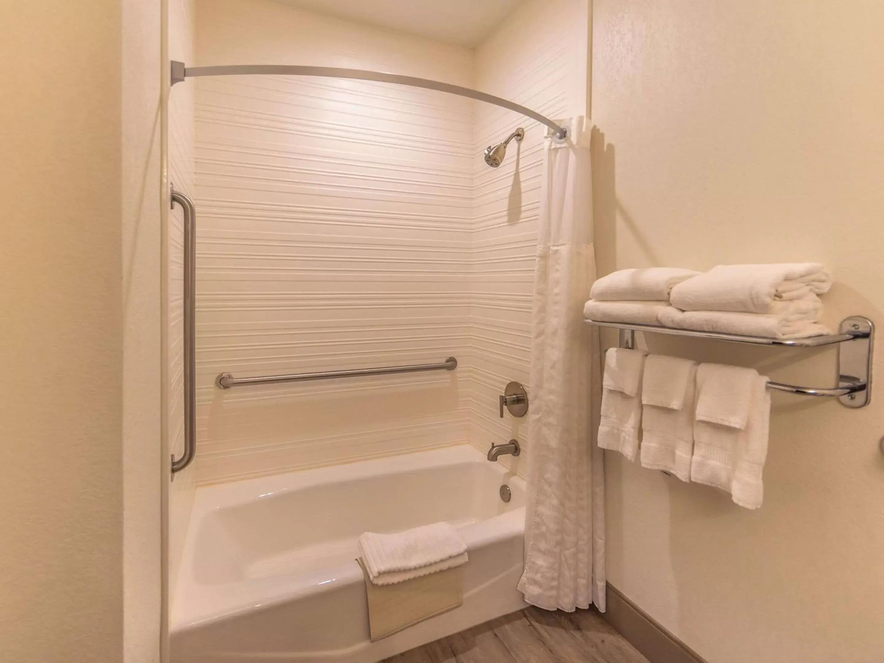 Bathroom in Comfort Inn Hanford Lemoore