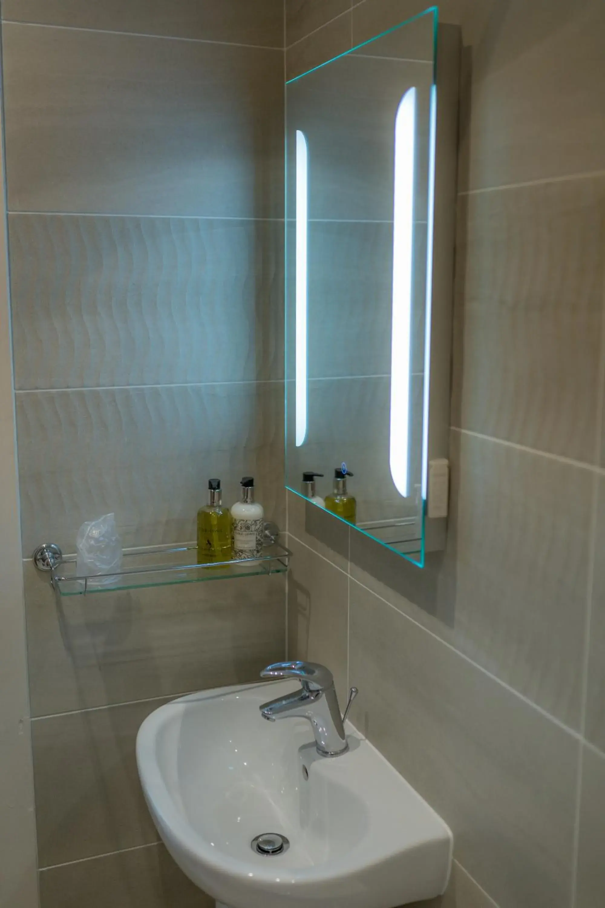 Bathroom in Best Western Sysonby Knoll