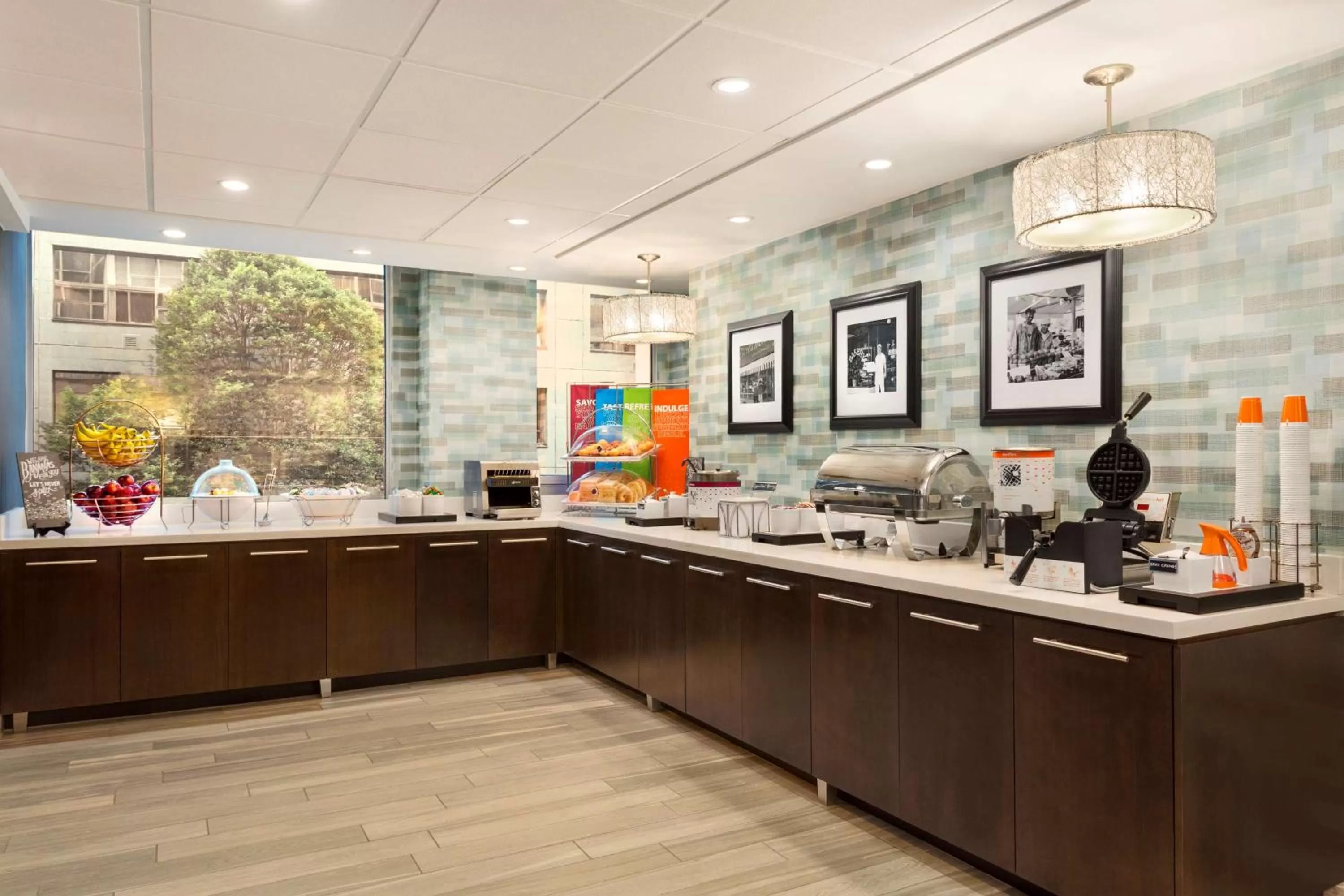 Restaurant/places to eat in Hampton Inn & Suites, by Hilton - Vancouver Downtown