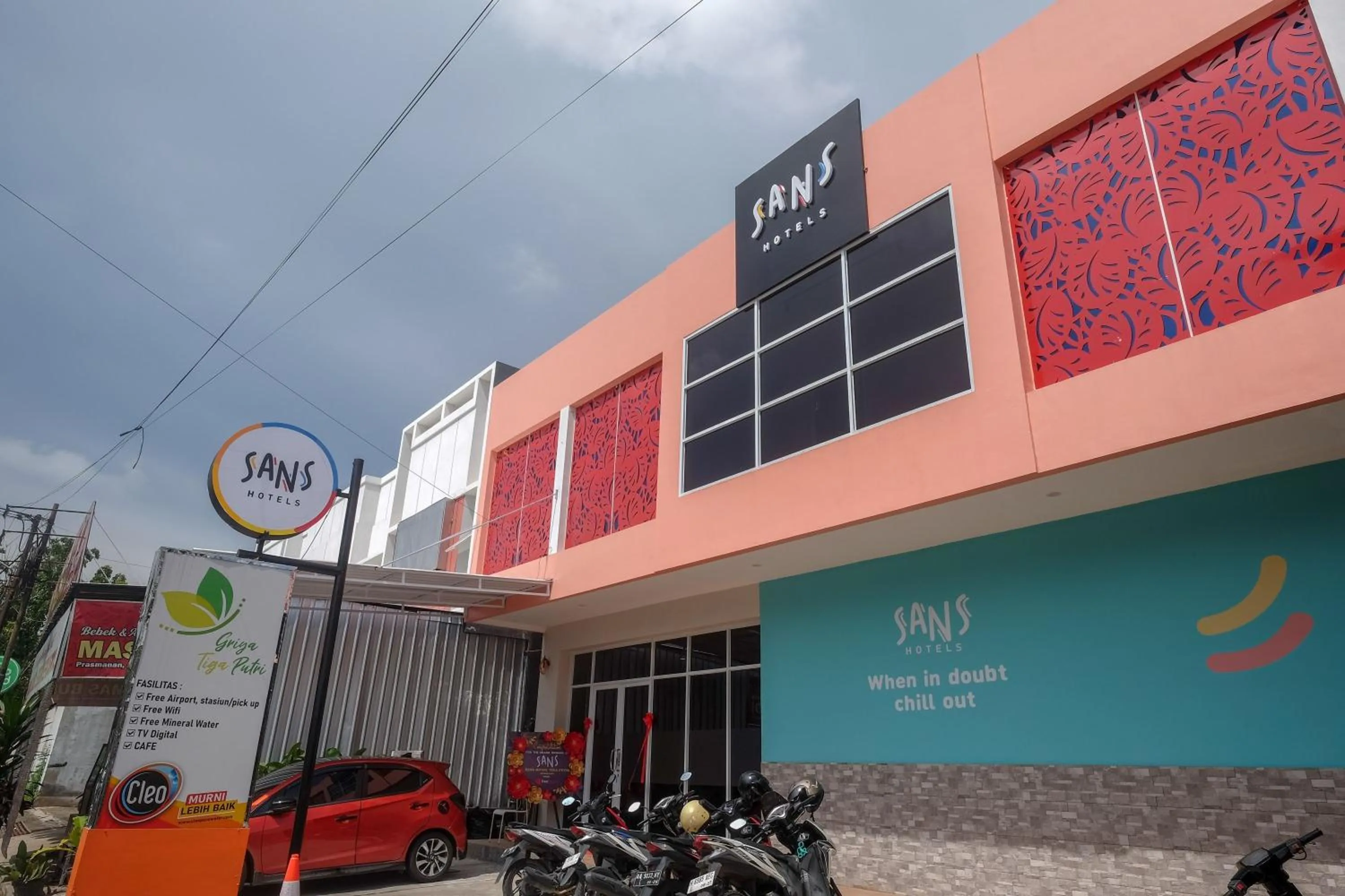 Property building in Sans Hotel Tiga Putri Semarang by RedDoorz