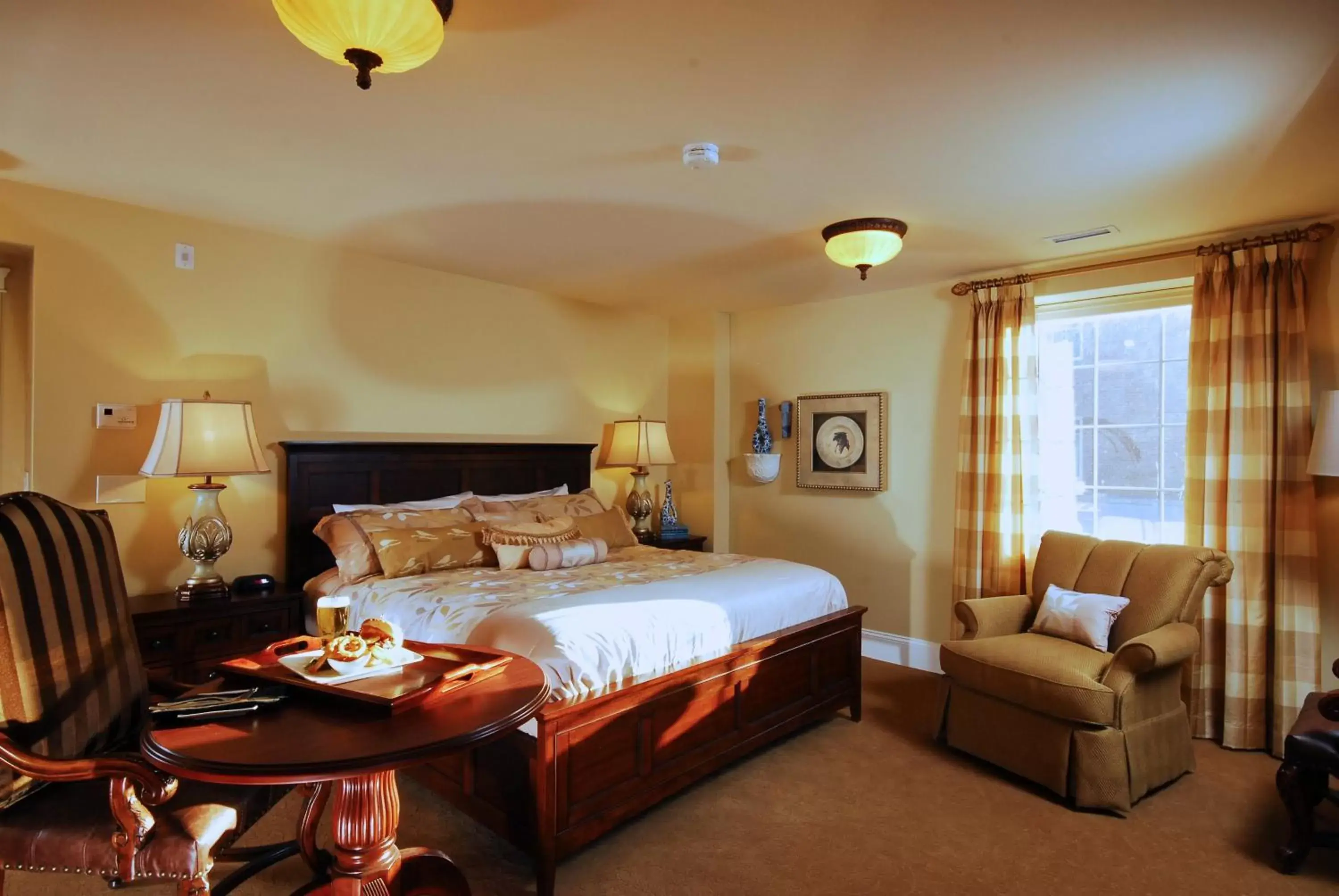 Seating area, Bed in Grant Hall Hotel