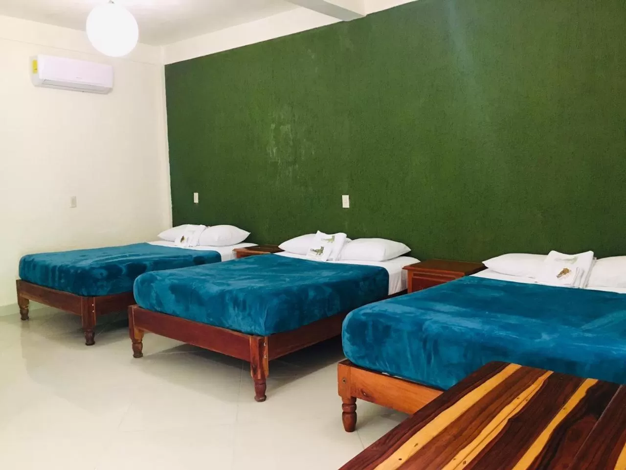 Text overlay, Bed in Hotel Maya Balam