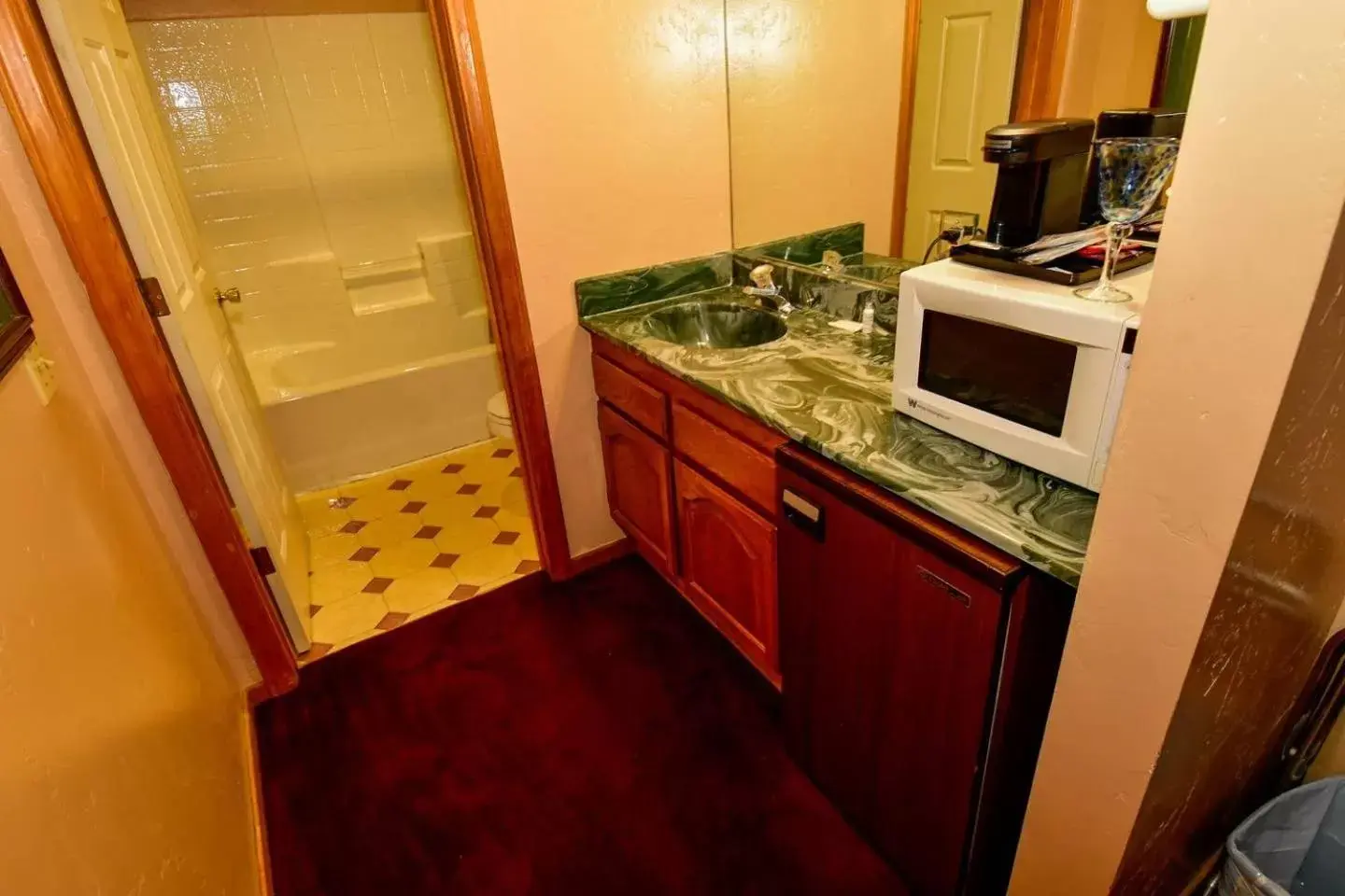 Kitchen/Kitchenette in Black Forest Lodge