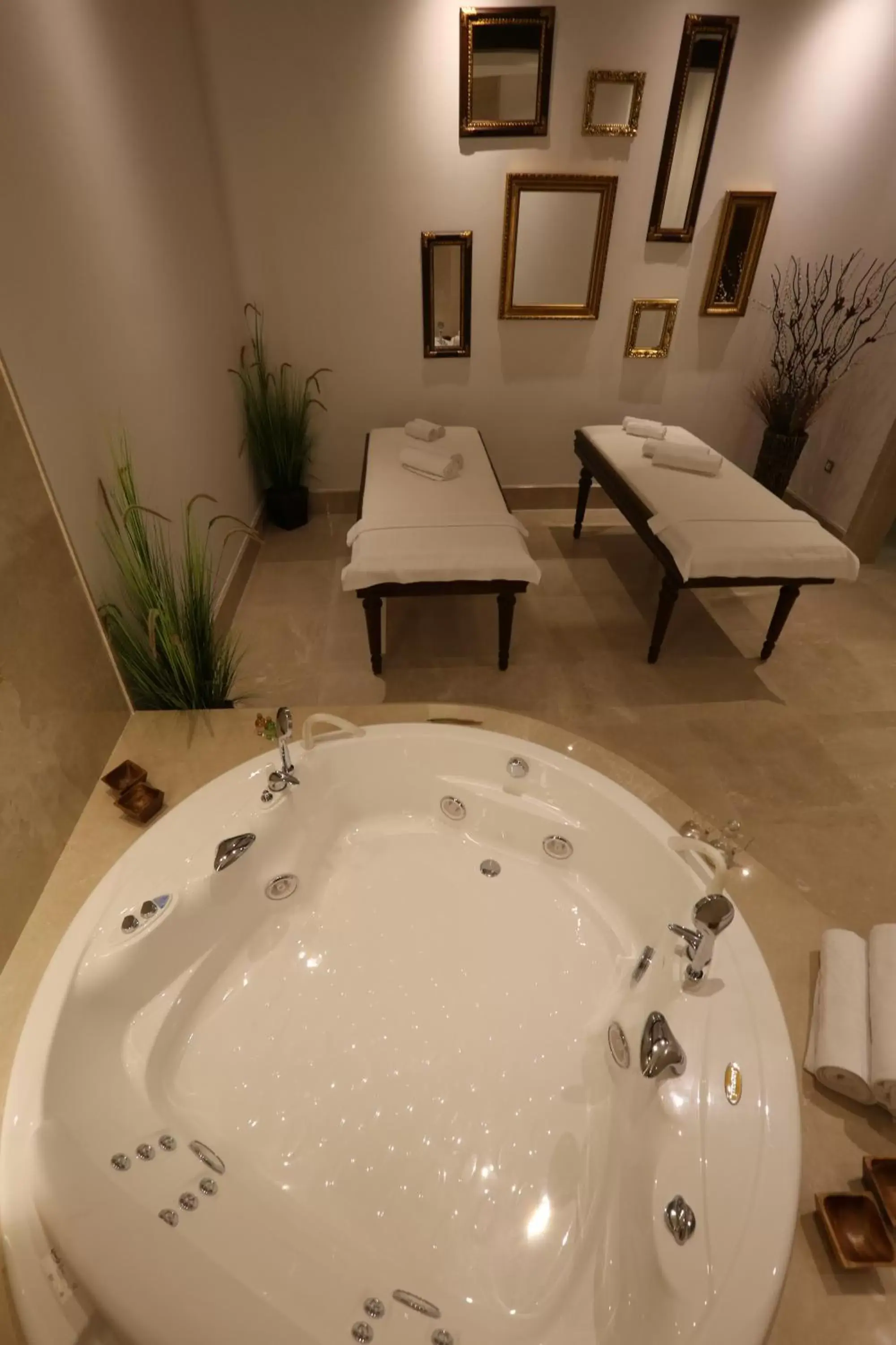 Spa and wellness centre/facilities, Bathroom in Charisma De Luxe Hotel