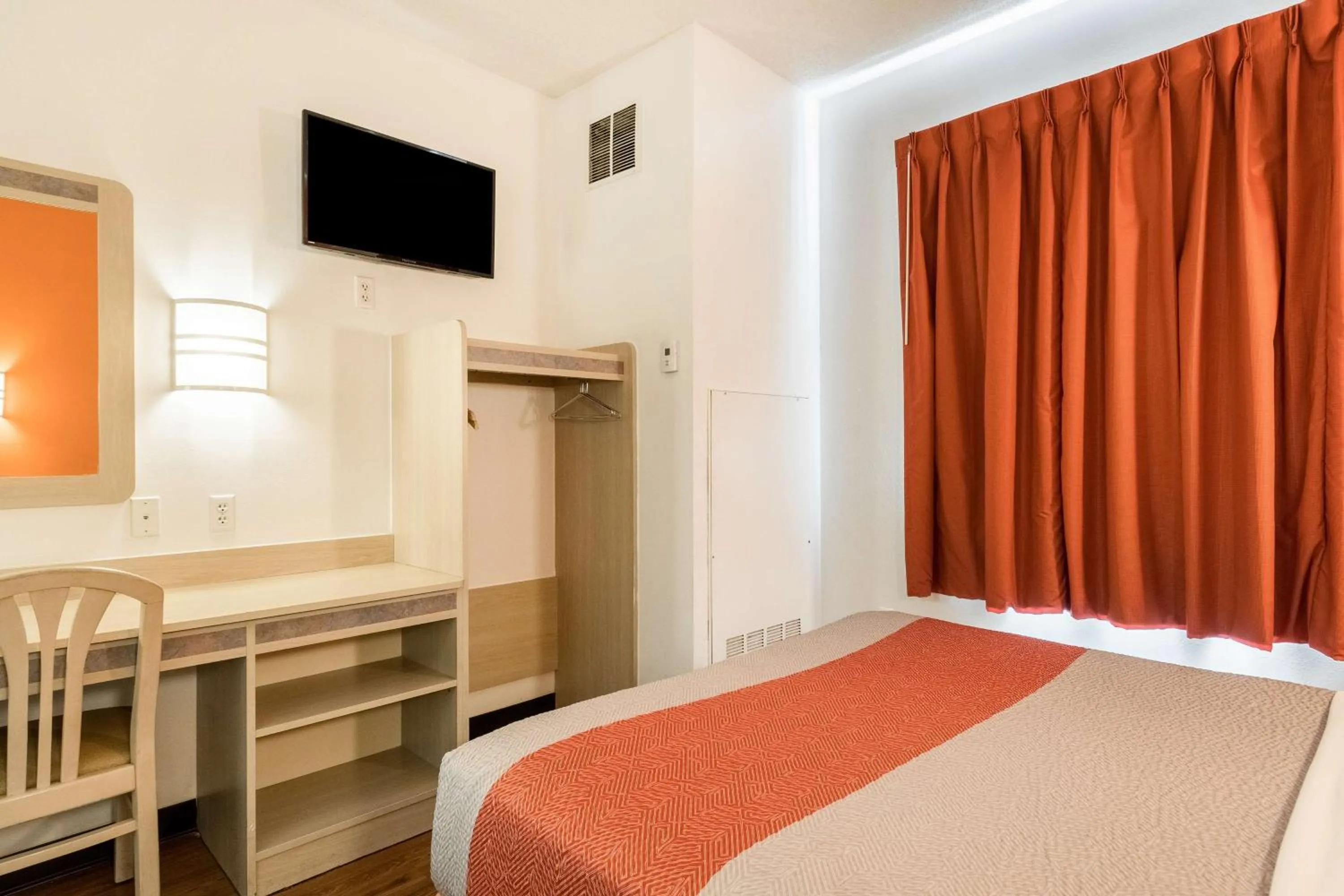 Photo of the whole room, Bed in Motel 6-Newport, TN